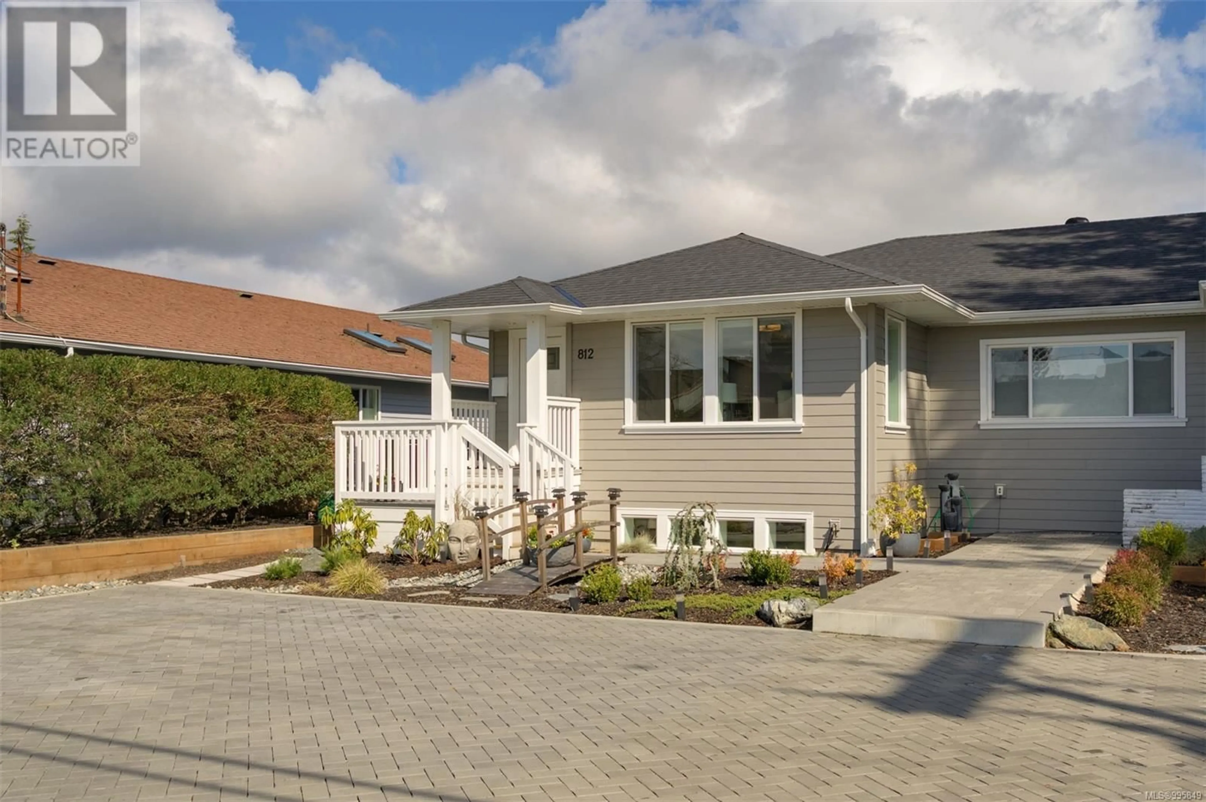 Home with vinyl exterior material, street for 812 MANN AVENUE, Saanich British Columbia V8Z3C4