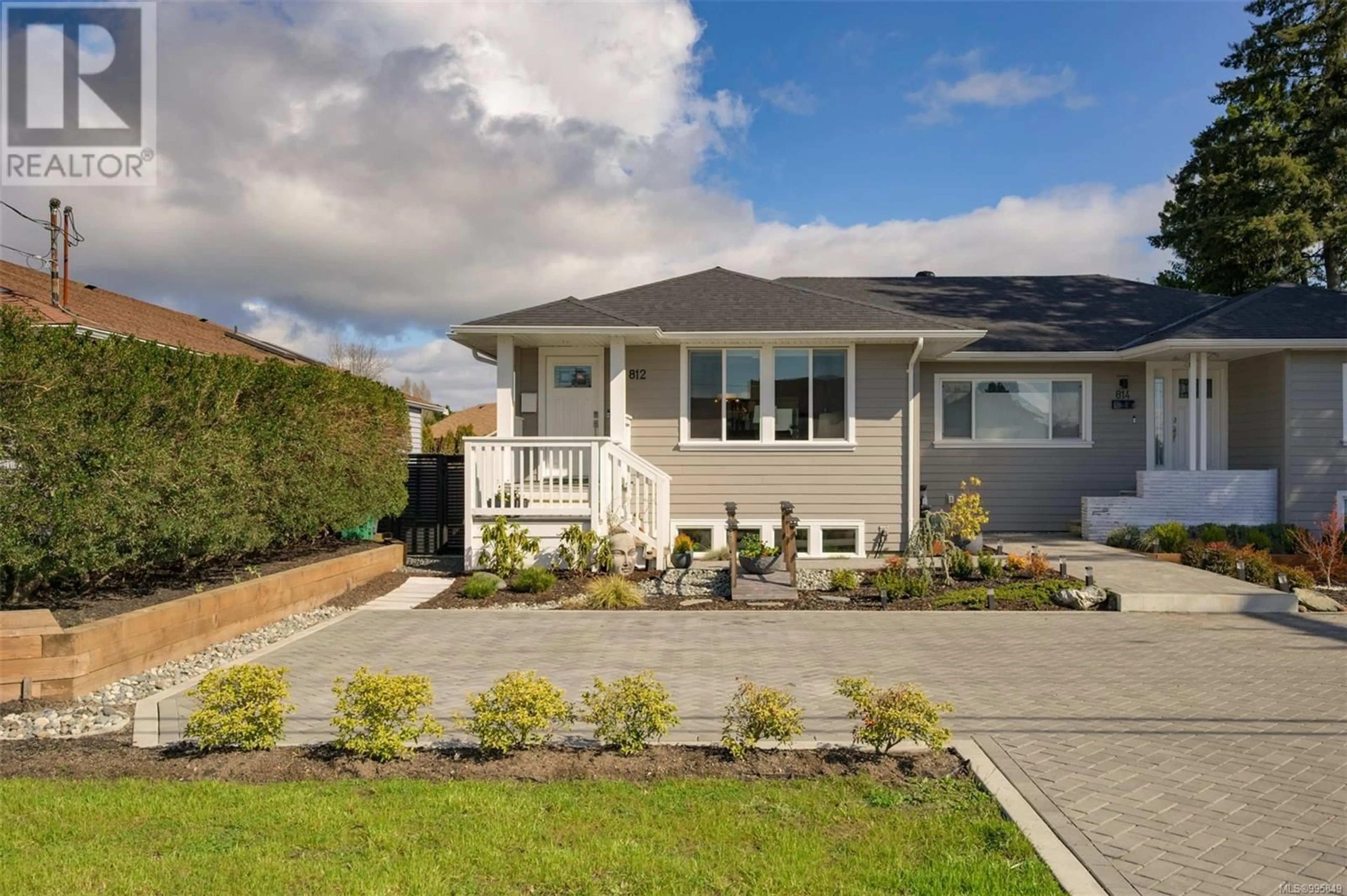 Home with vinyl exterior material, street for 812 MANN AVENUE, Saanich British Columbia V8Z3C4