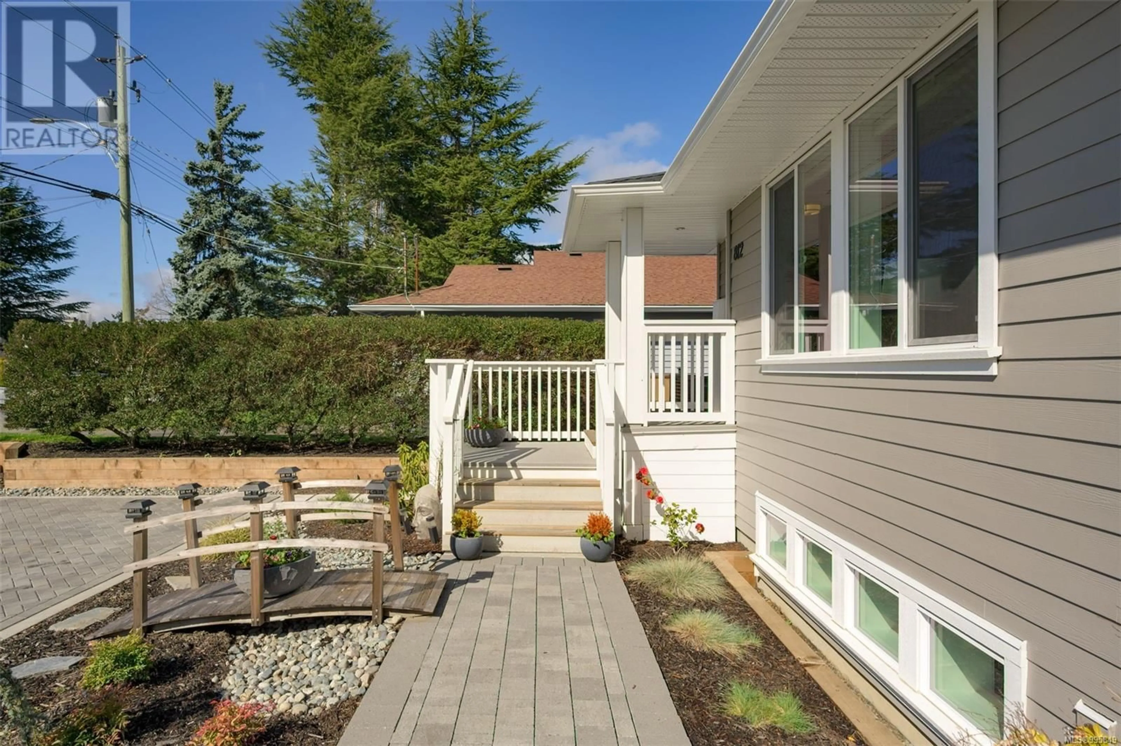 Patio, street for 812 MANN AVENUE, Saanich British Columbia V8Z3C4