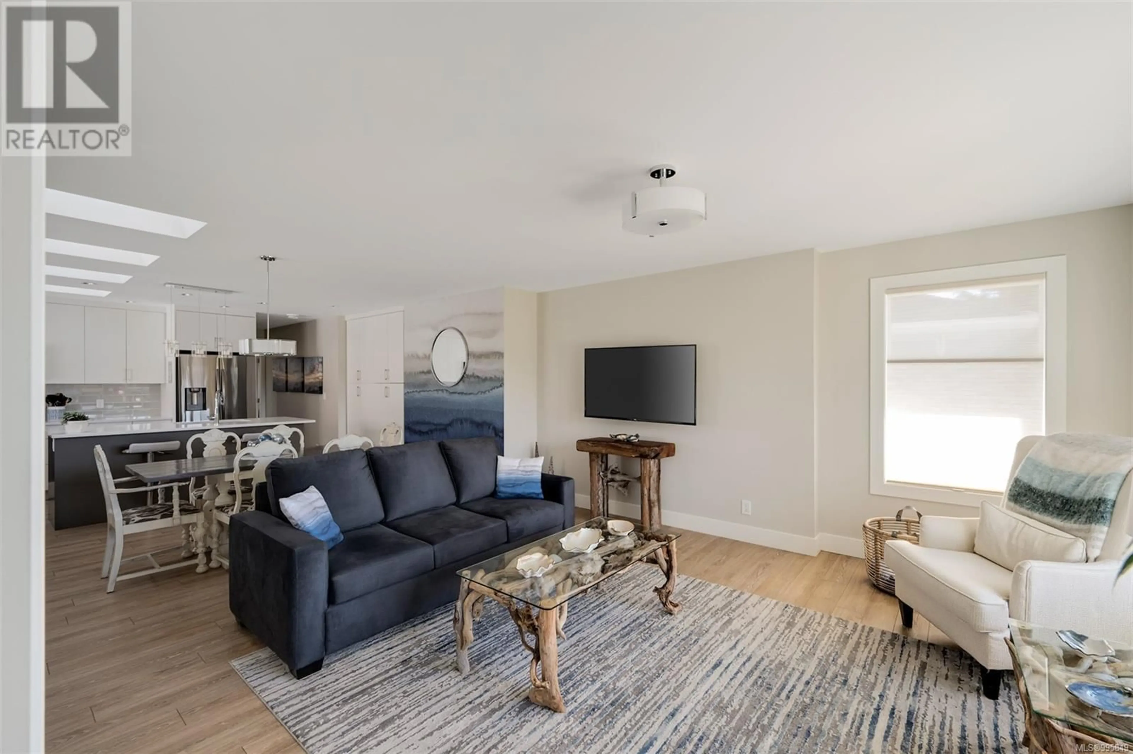 Living room with furniture, unknown for 812 MANN AVENUE, Saanich British Columbia V8Z3C4