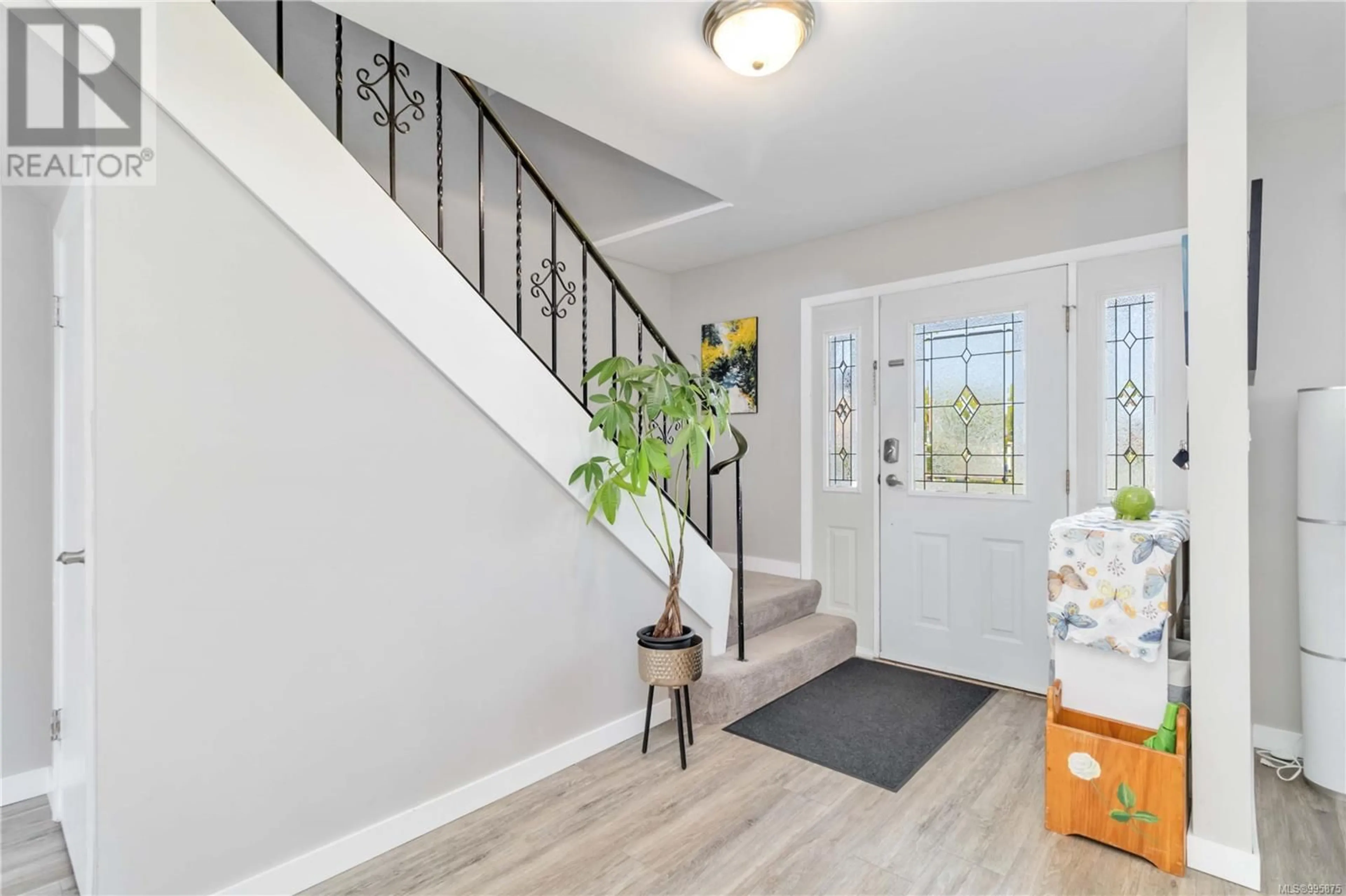 Indoor entryway for 2255 HENRY AVENUE, Sidney British Columbia V8L2A8