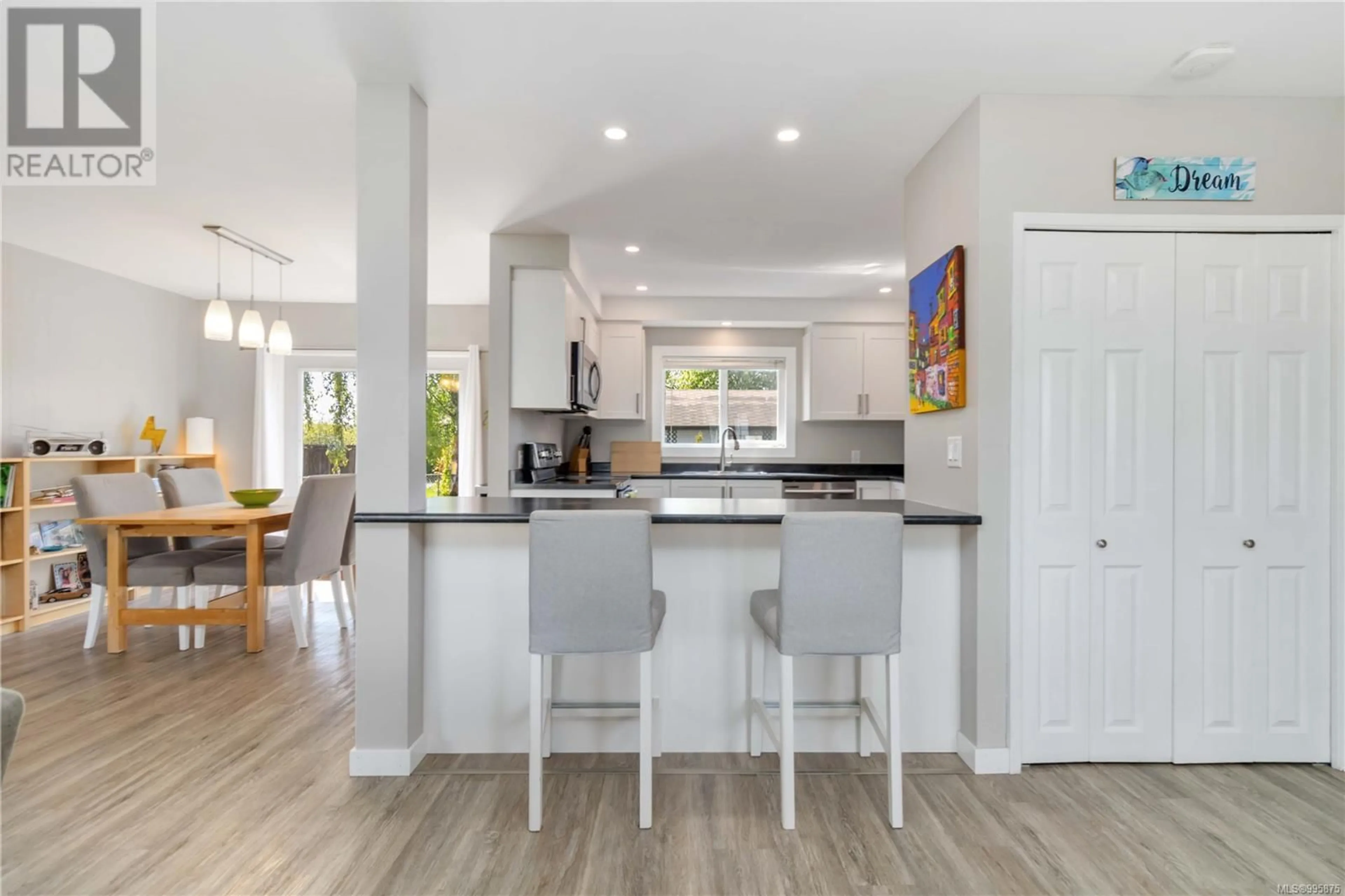 Open concept kitchen, unknown for 2255 HENRY AVENUE, Sidney British Columbia V8L2A8