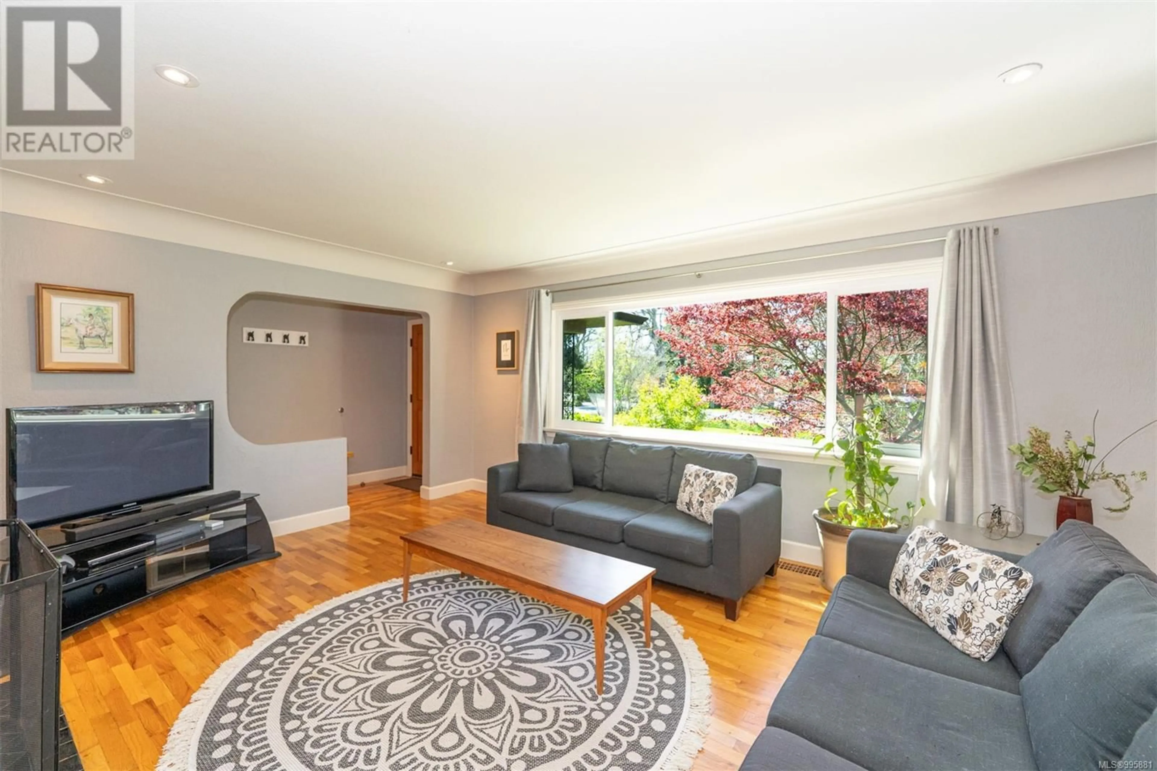 Living room with furniture, unknown for 1584 ATHLONE DRIVE, Saanich British Columbia V8P2T1
