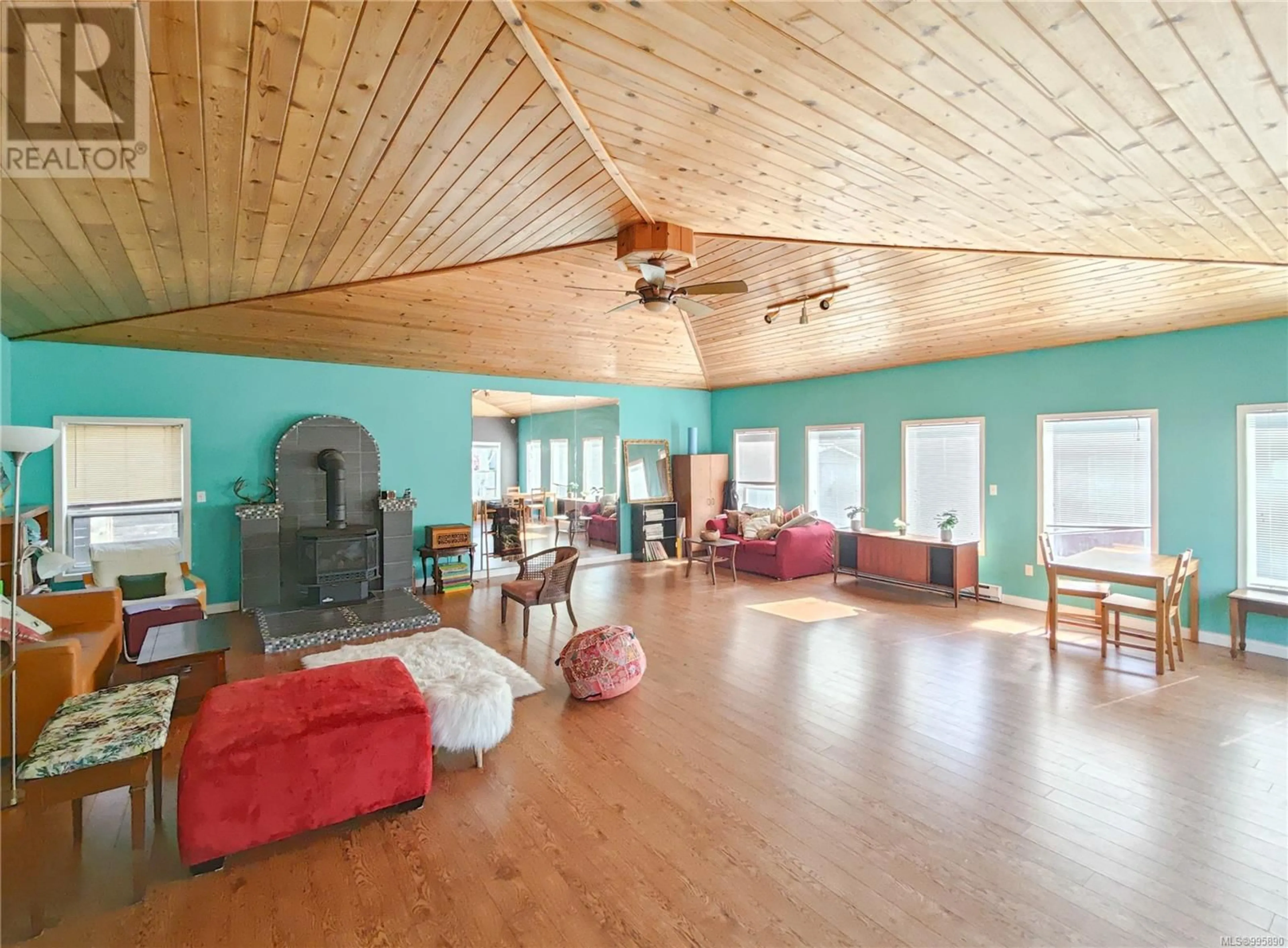 Living room with furniture, wood/laminate floor for 4435 TORQUAY DRIVE, Saanich British Columbia V8V3Y8