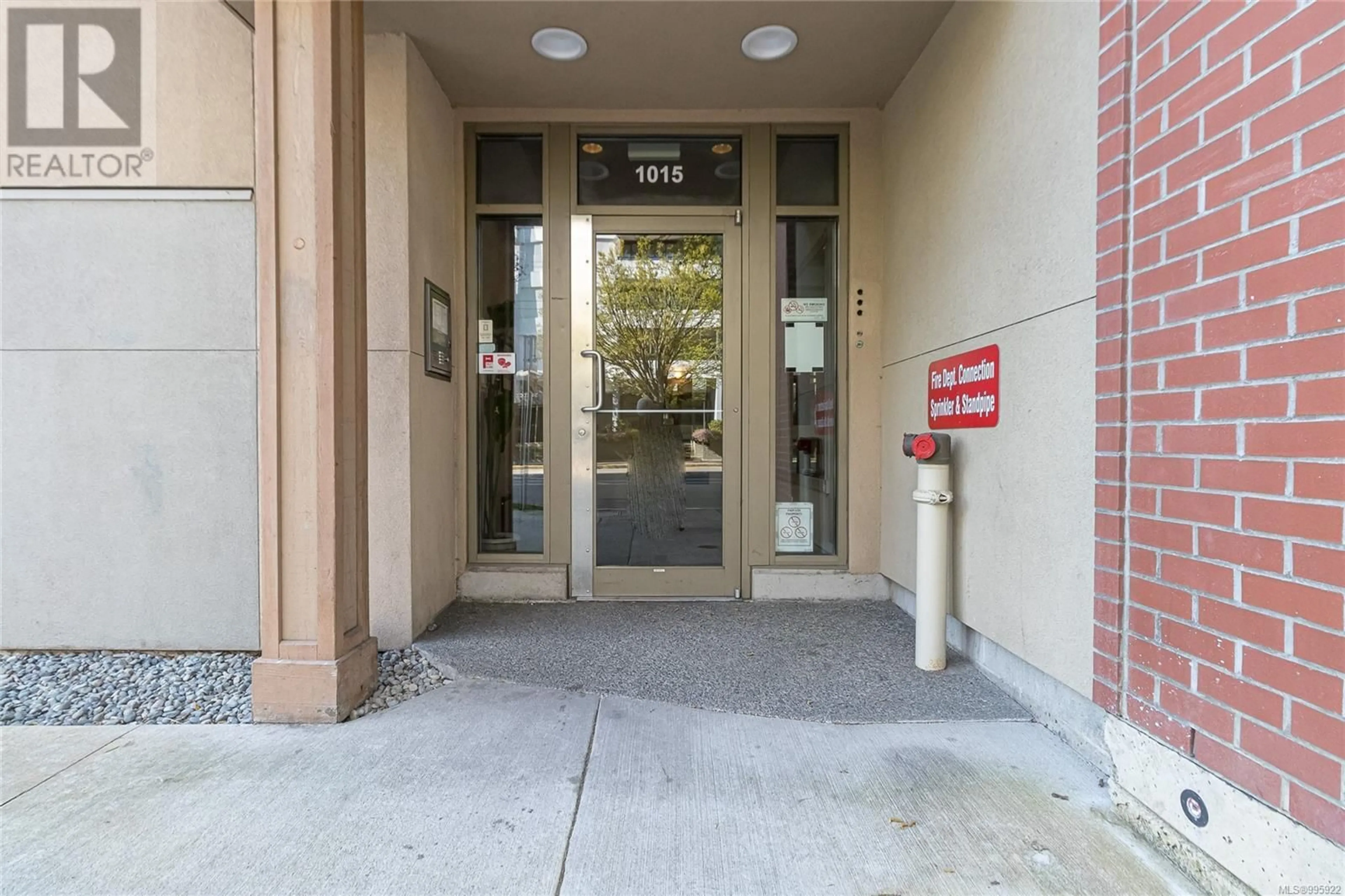 Indoor foyer for 408 - 1015 JOHNSON STREET, Victoria British Columbia V8V3N6