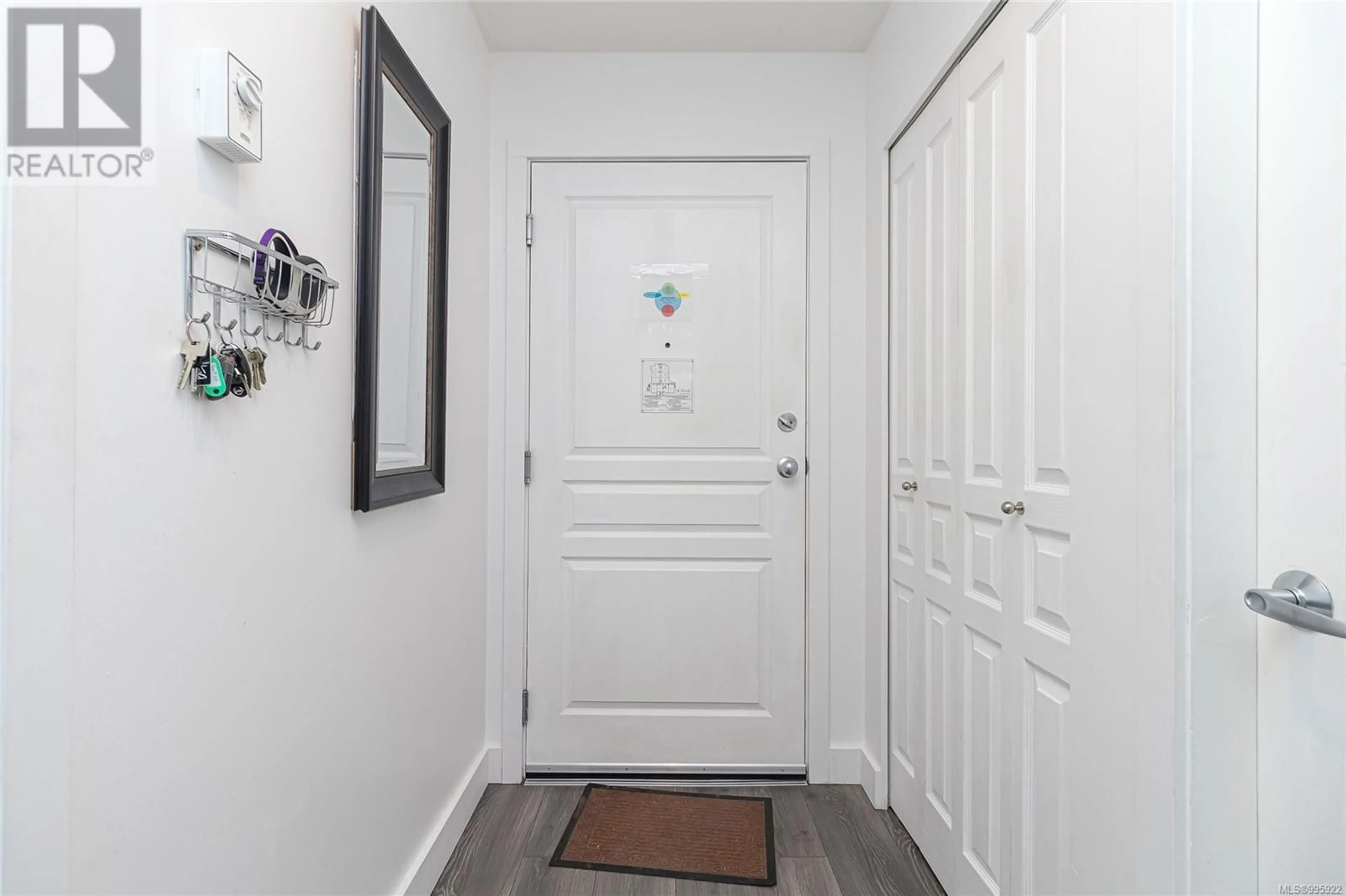 Indoor entryway for 408 - 1015 JOHNSON STREET, Victoria British Columbia V8V3N6