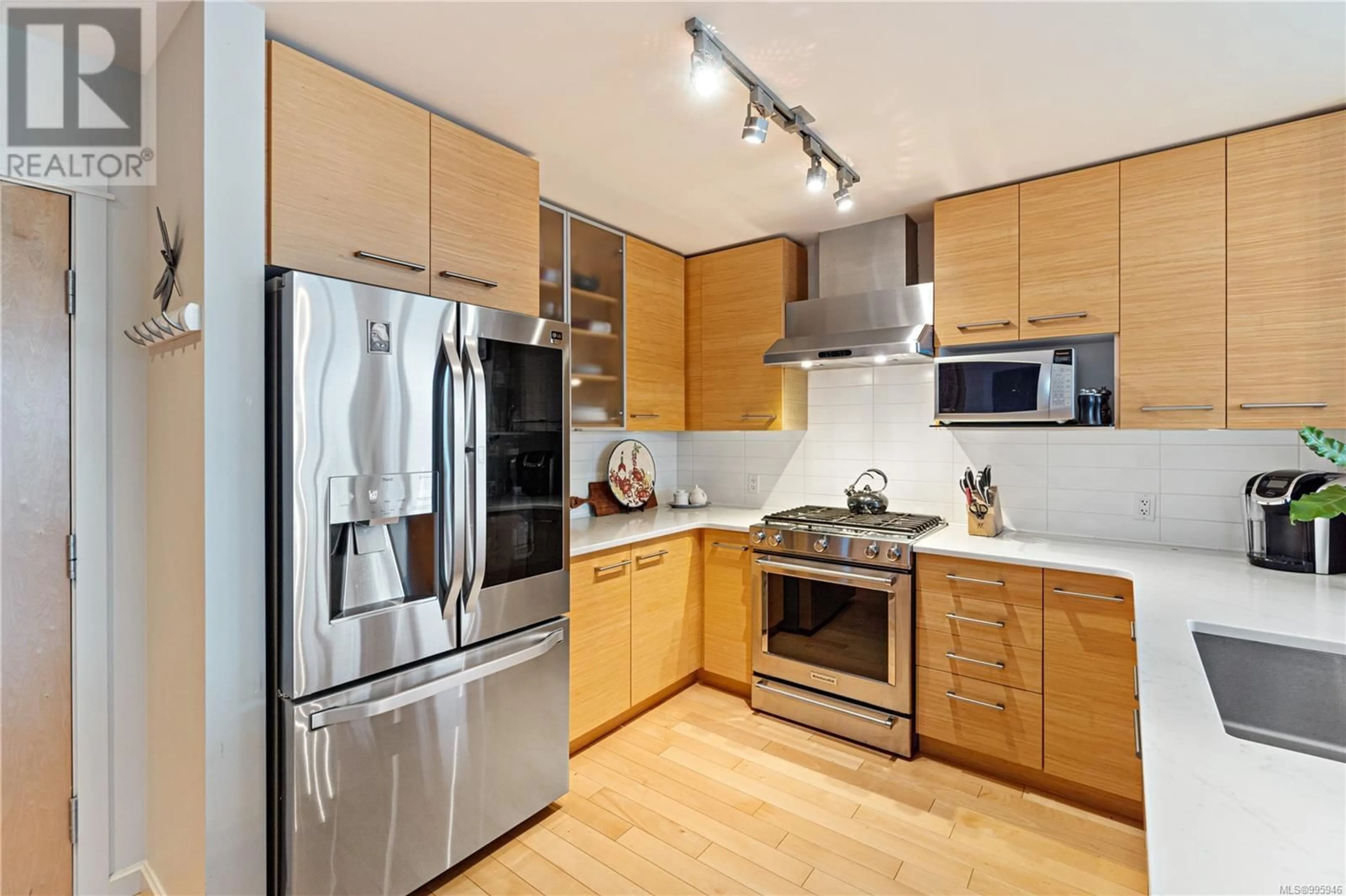 Standard kitchen, wood/laminate floor for 1302 - 38 FRONT STREET, Nanaimo British Columbia V9R0B8