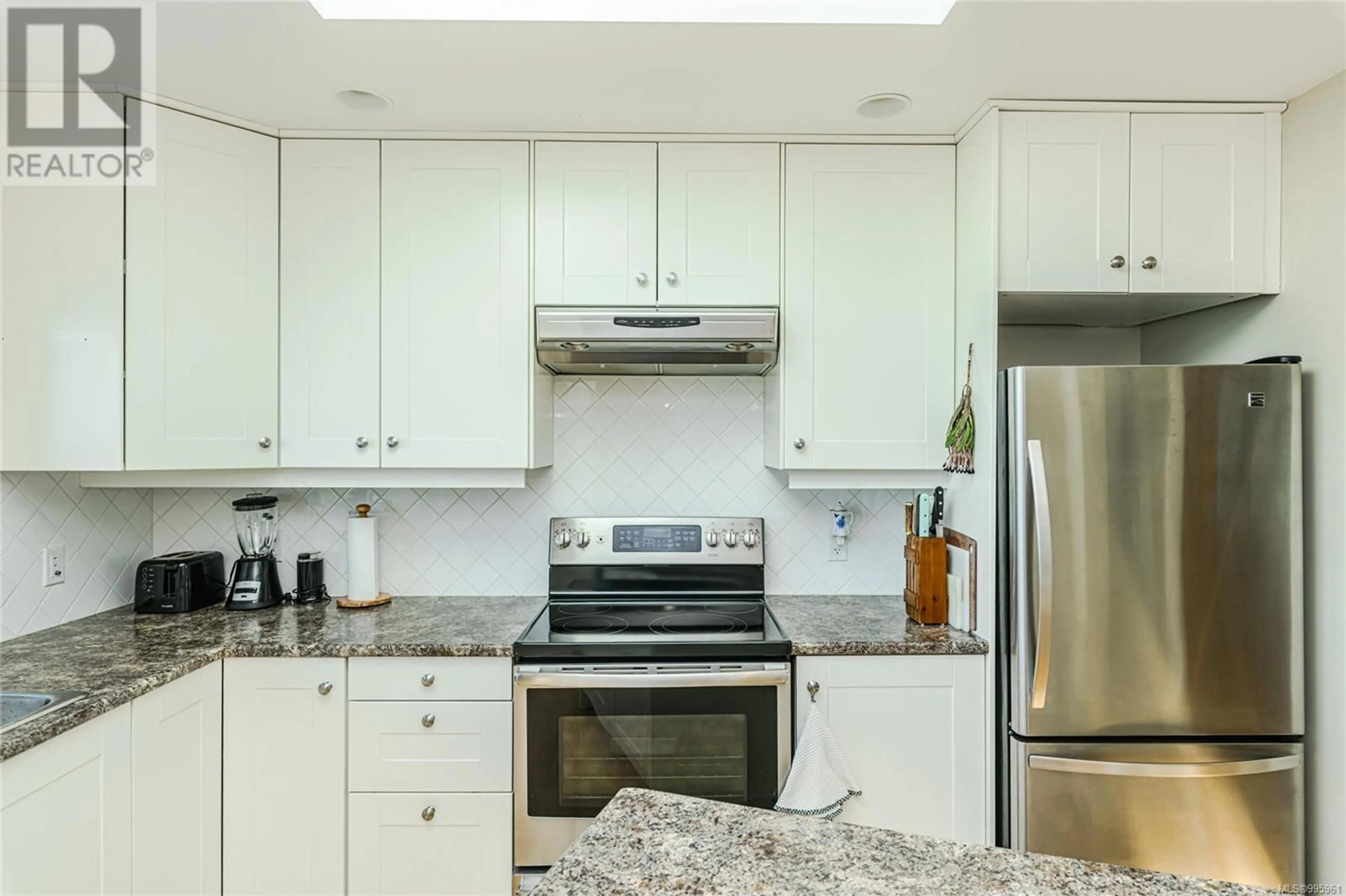 Standard kitchen, ceramic/tile floor for 234 WILKIE WAY, Salt Spring British Columbia V8K2J4
