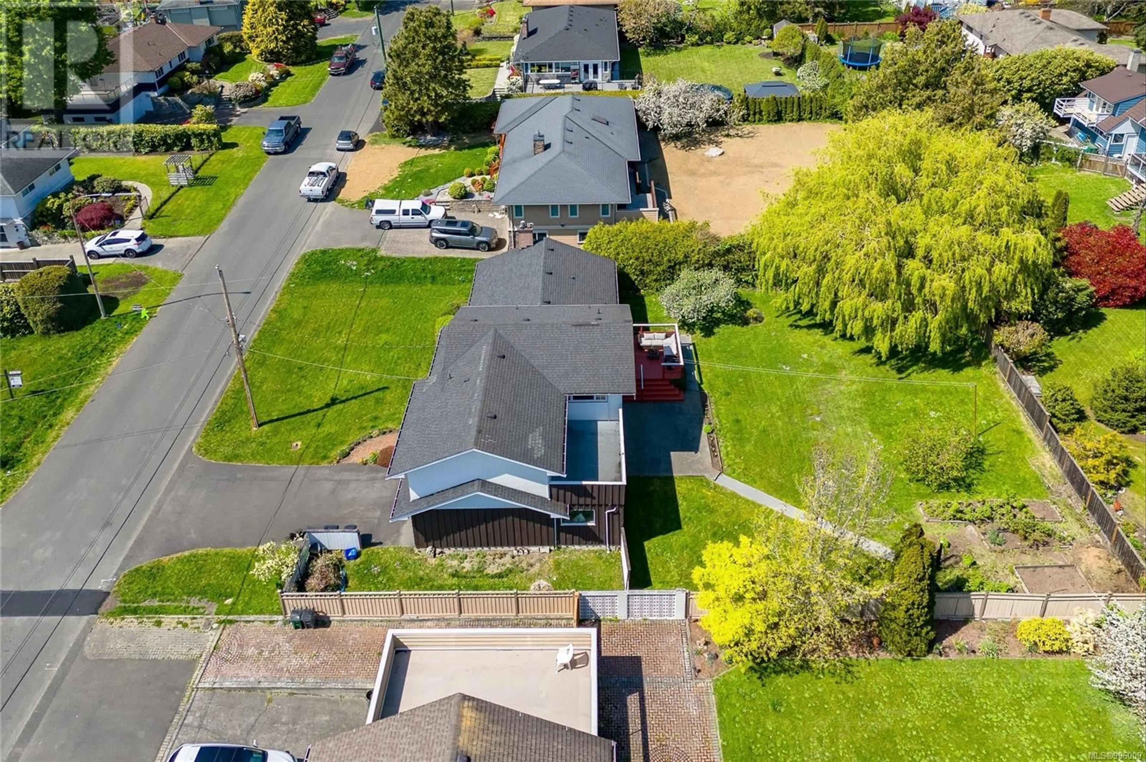 A pic from outside/outdoor area/front of a property/back of a property/a pic from drone, street for 3951 CHERRILEE CRESCENT, Saanich British Columbia V8N1R7