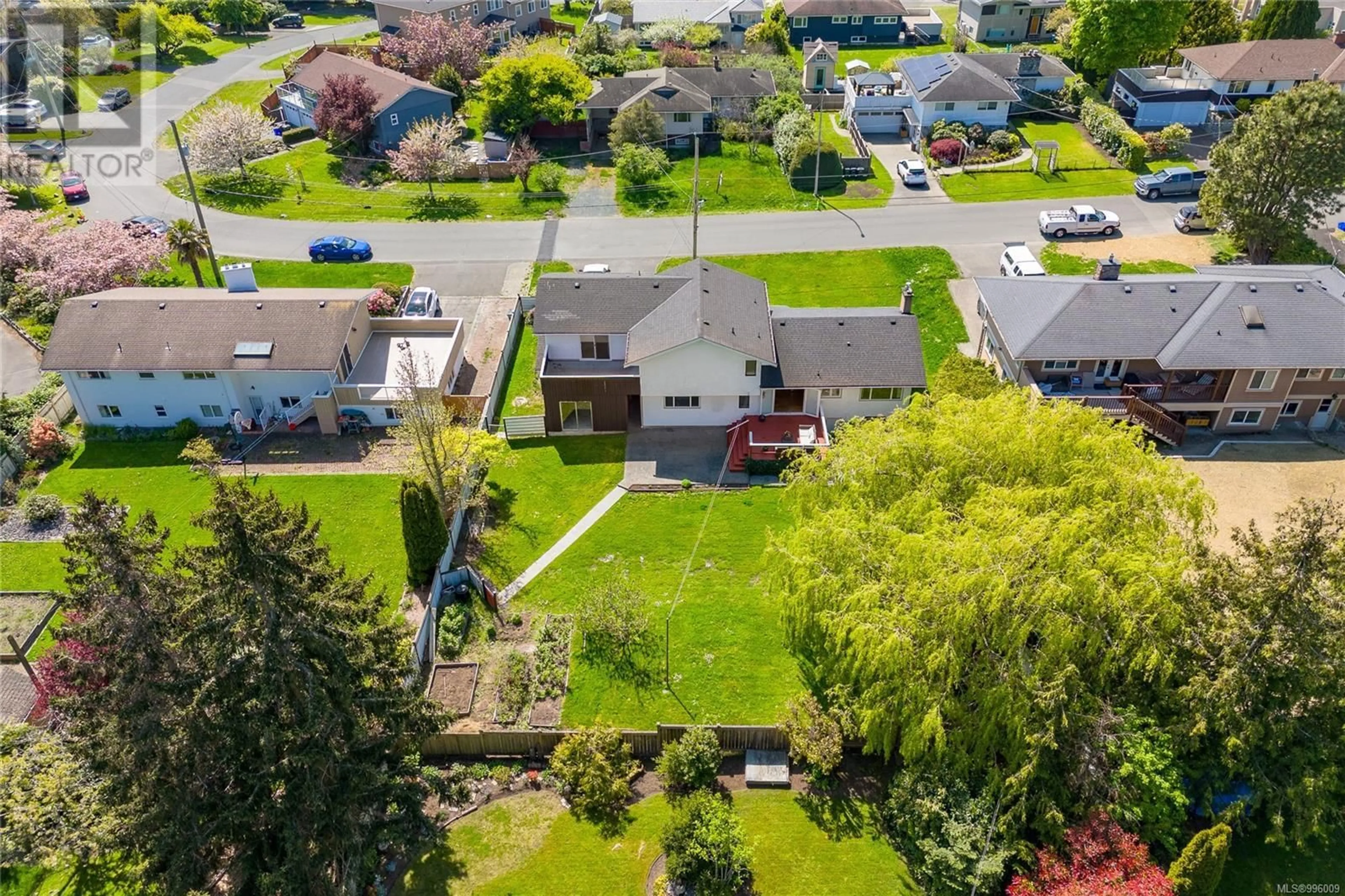 A pic from outside/outdoor area/front of a property/back of a property/a pic from drone, street for 3951 CHERRILEE CRESCENT, Saanich British Columbia V8N1R7