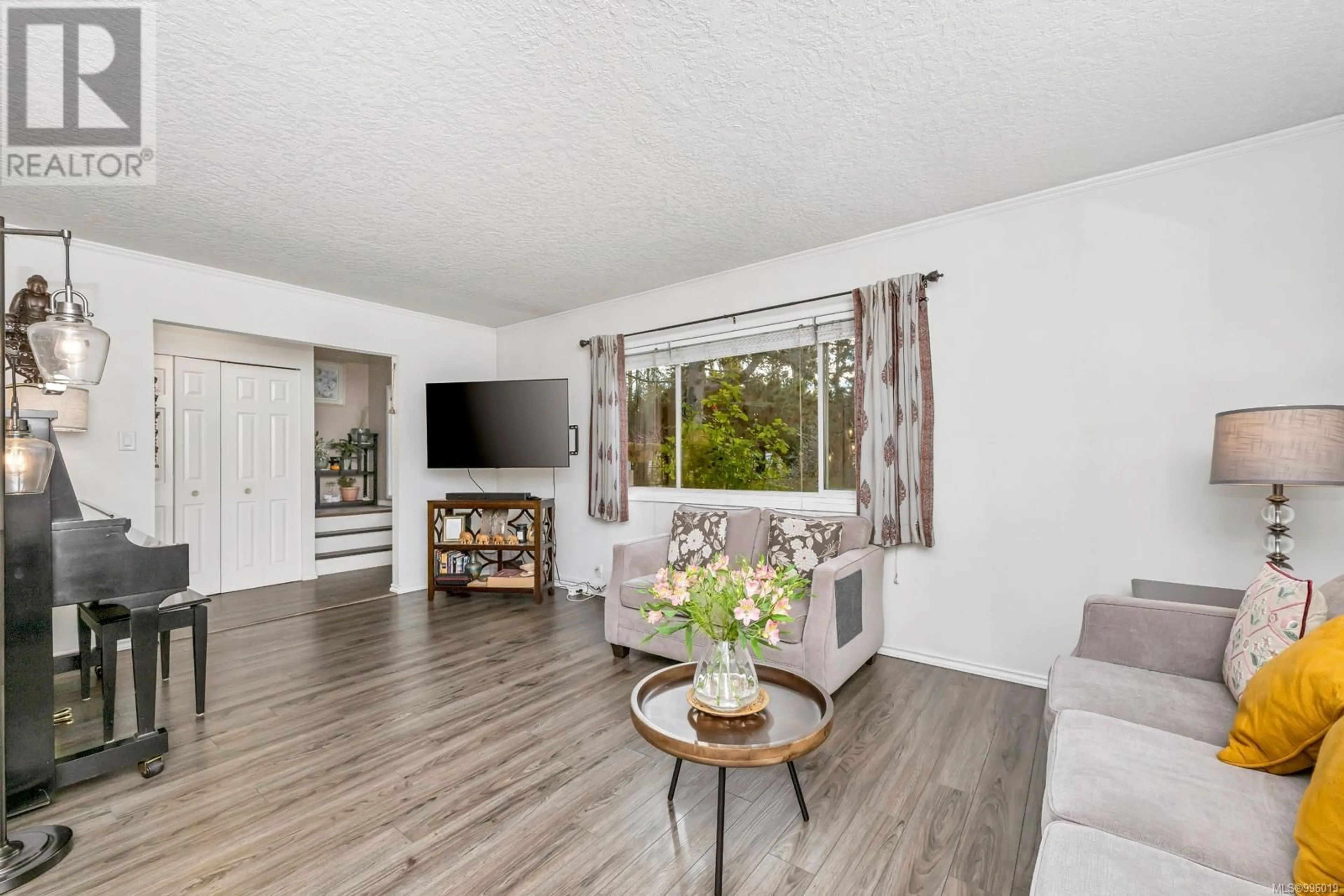 Living room with furniture, wood/laminate floor for 22 - 4058 CORNERS PLACE, Saanich British Columbia V8X3Z5