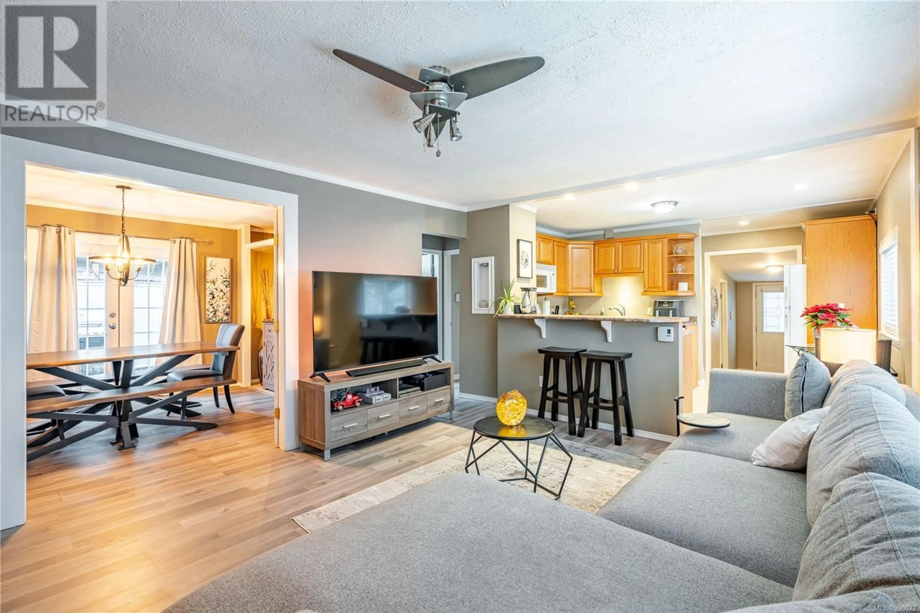 Living room with furniture, unknown for 2638 SUNDERLAND ROAD, Langford British Columbia V9B3W3