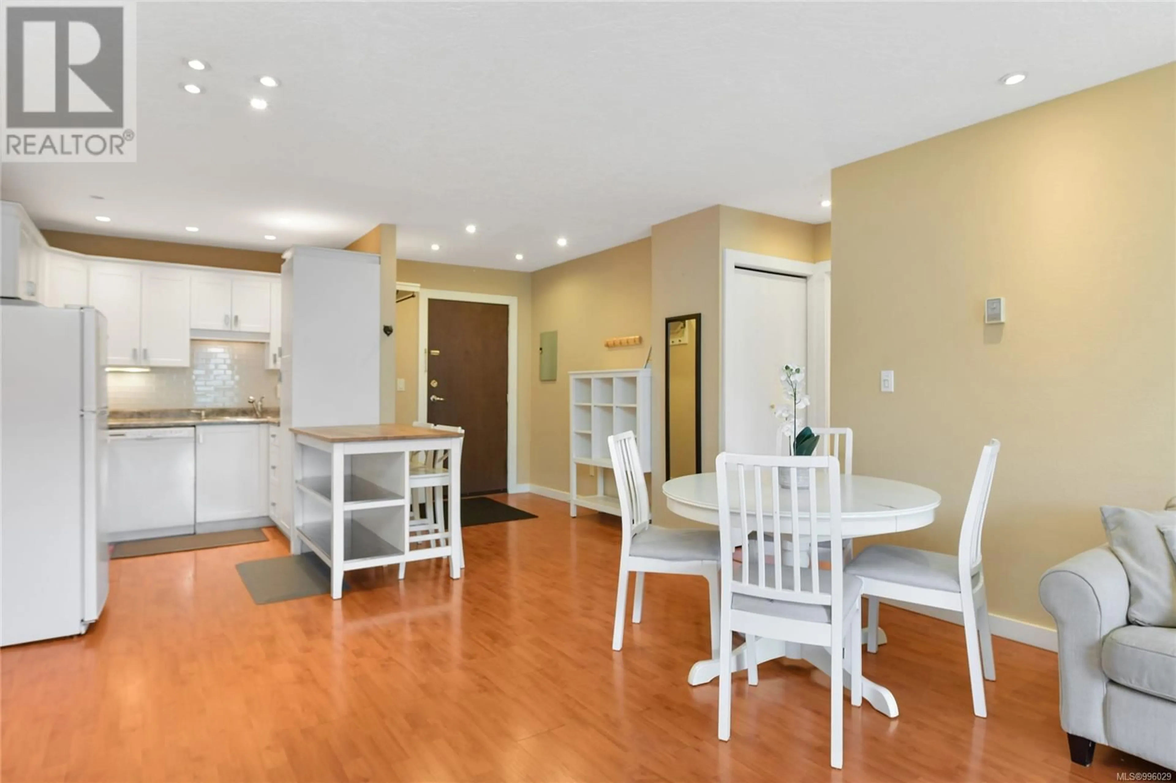 Open concept kitchen, unknown for 401 - 1610 JUBILEE AVENUE, Victoria British Columbia V8R6P3