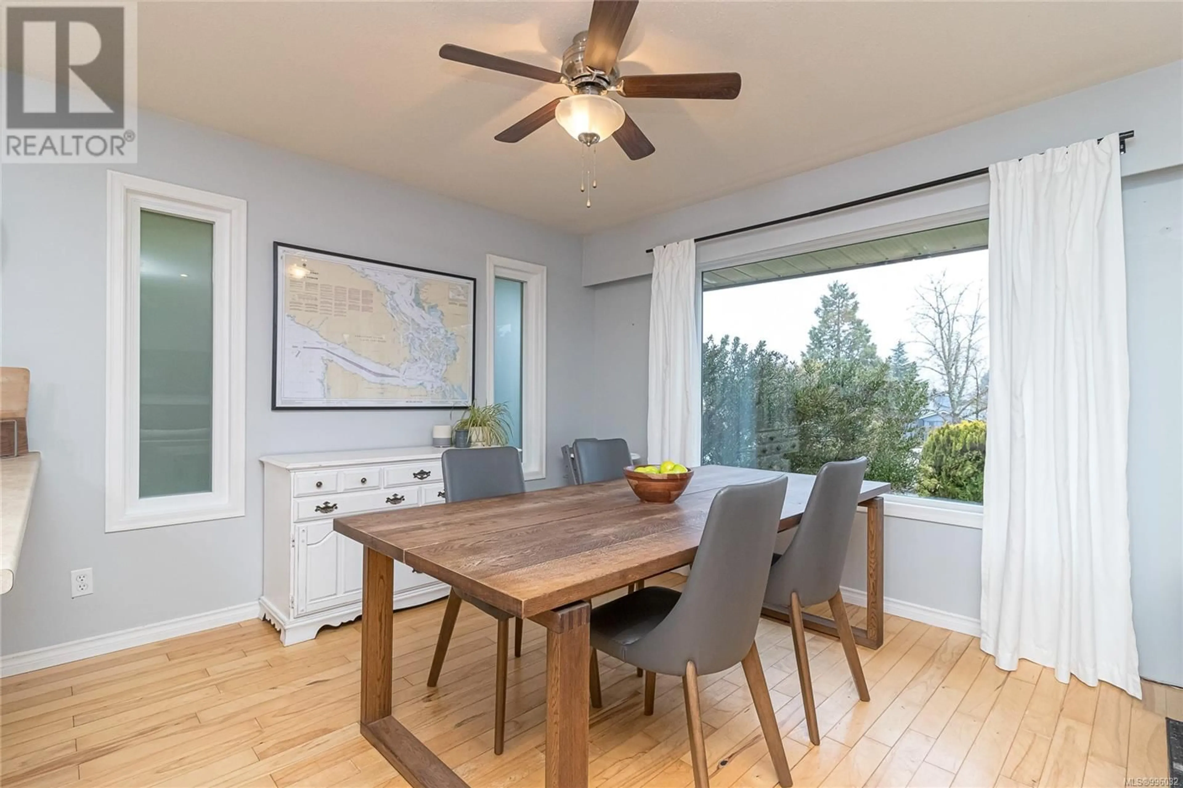 Dining room, wood/laminate floor for 4254 HAYDEN COURT, Saanich British Columbia V8Z6S2