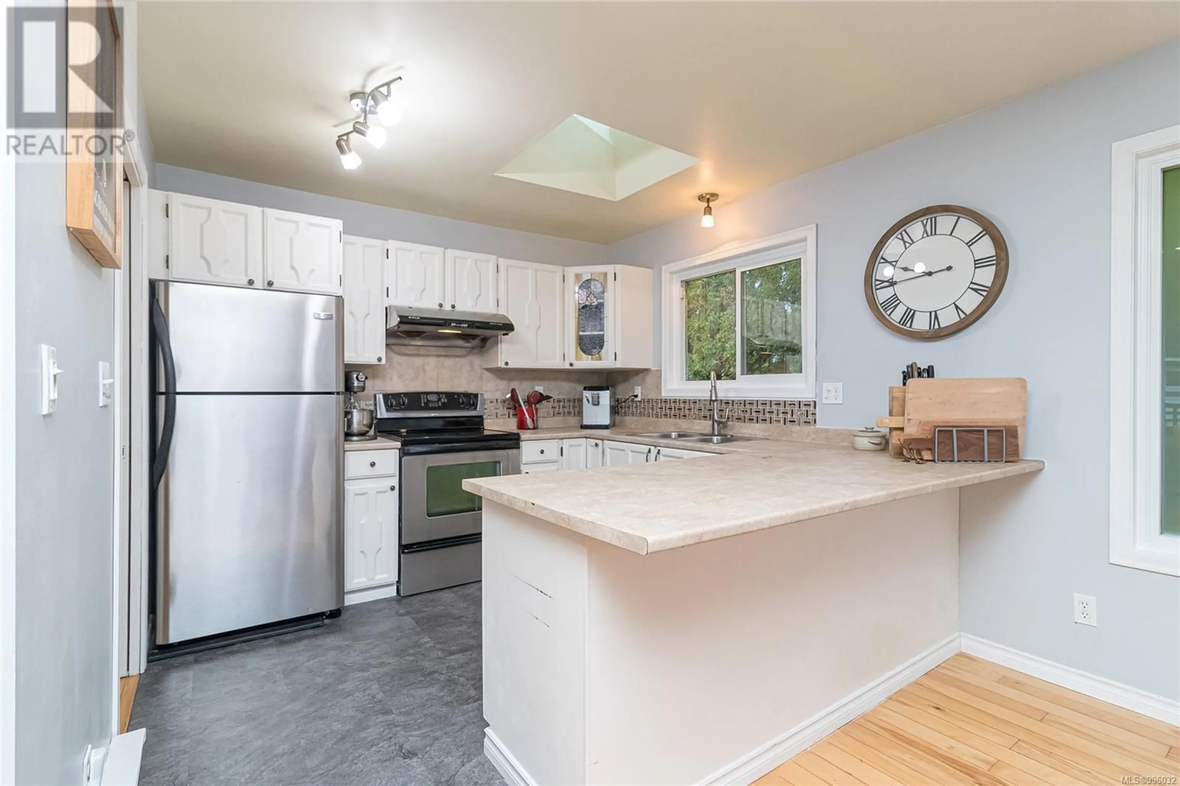 Open concept kitchen, unknown for 4254 HAYDEN COURT, Saanich British Columbia V8Z6S2