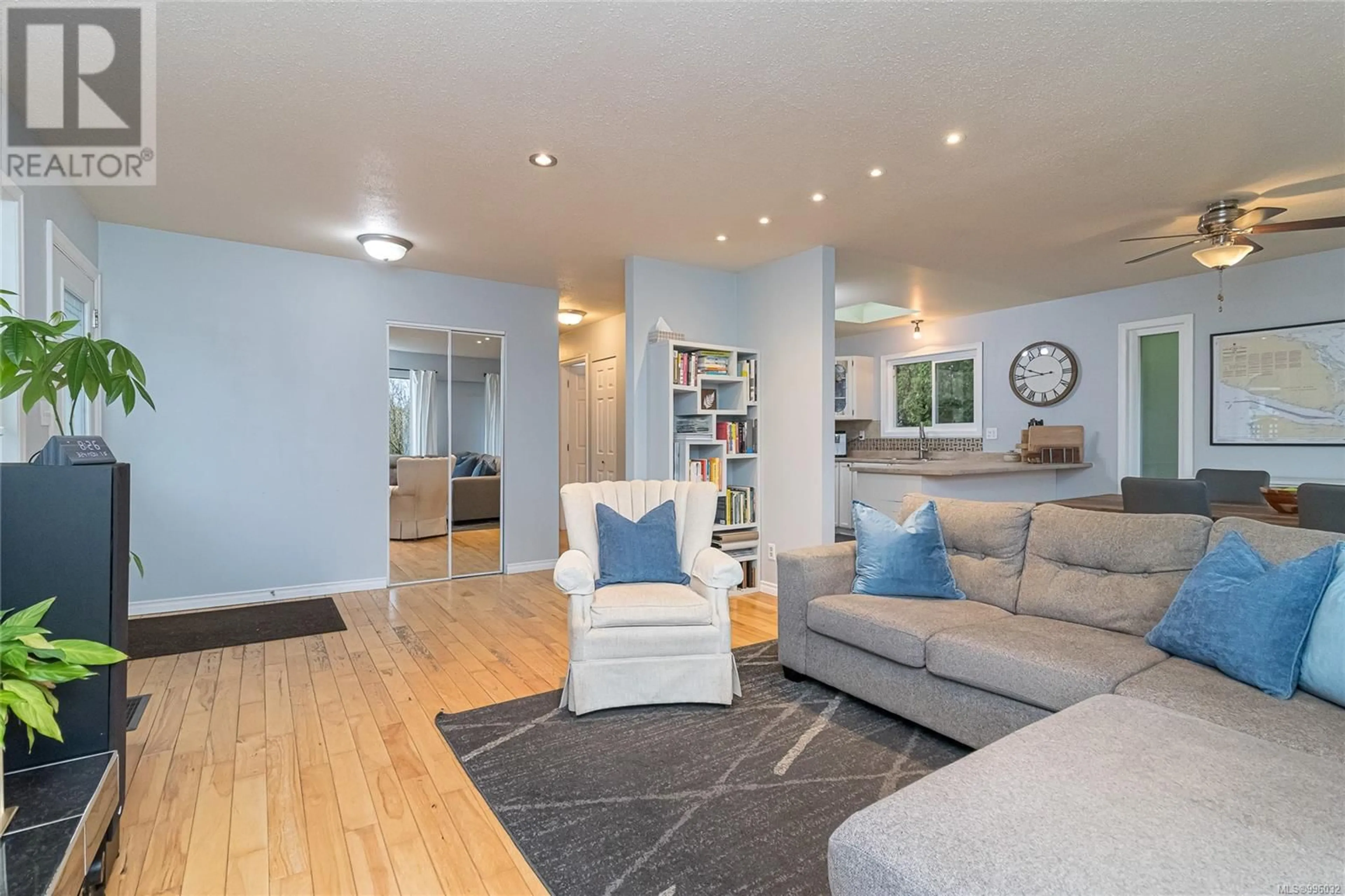 Living room with furniture, unknown for 4254 HAYDEN COURT, Saanich British Columbia V8Z6S2
