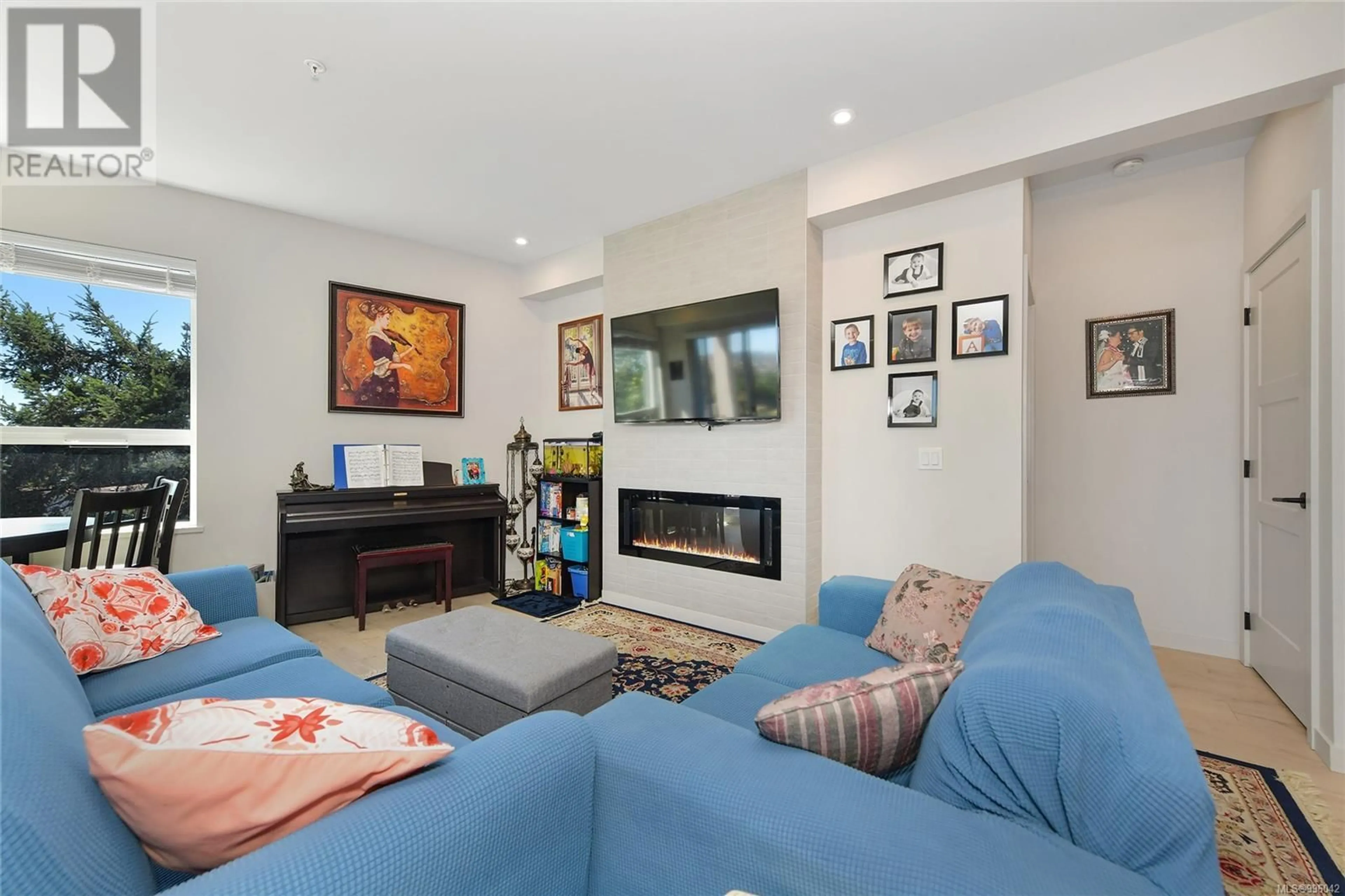 Living room with furniture, unknown for 401 - 958 PHAROAH MEWS, Langford British Columbia V9B7A1