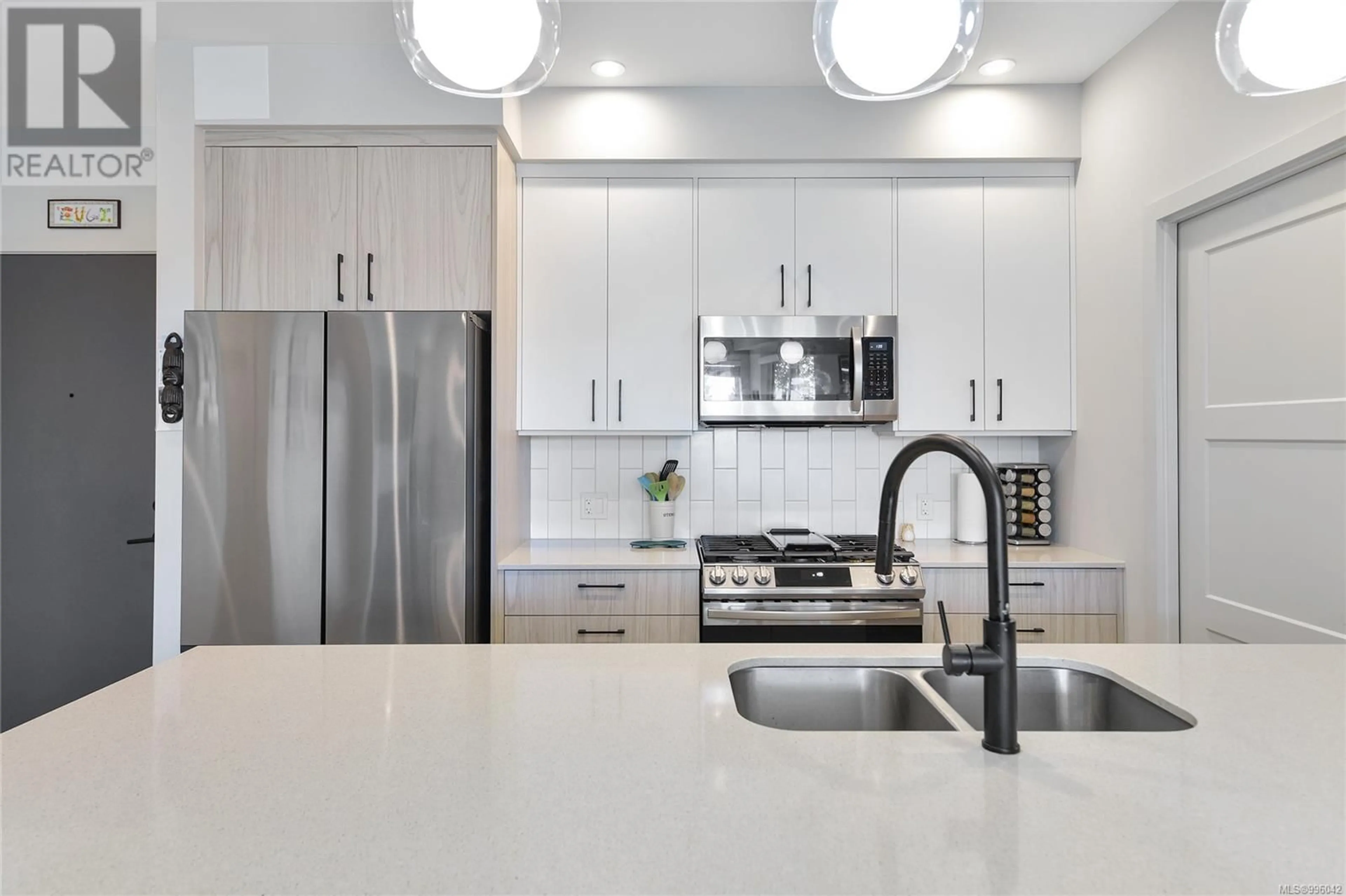 Contemporary kitchen, ceramic/tile floor for 401 - 958 PHAROAH MEWS, Langford British Columbia V9B7A1