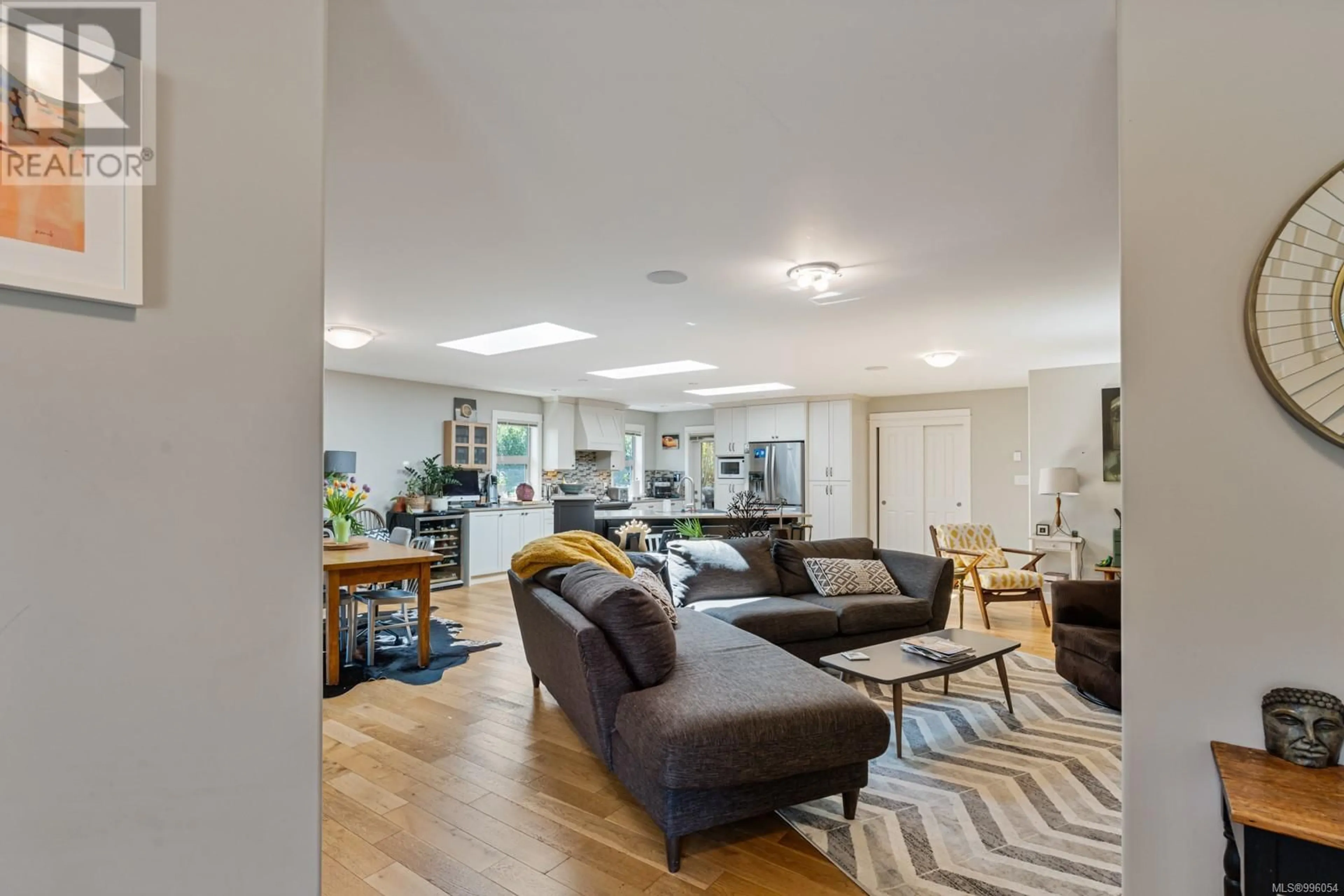 Living room with furniture, unknown for 328 IRVING ROAD, Victoria British Columbia V8S4A2