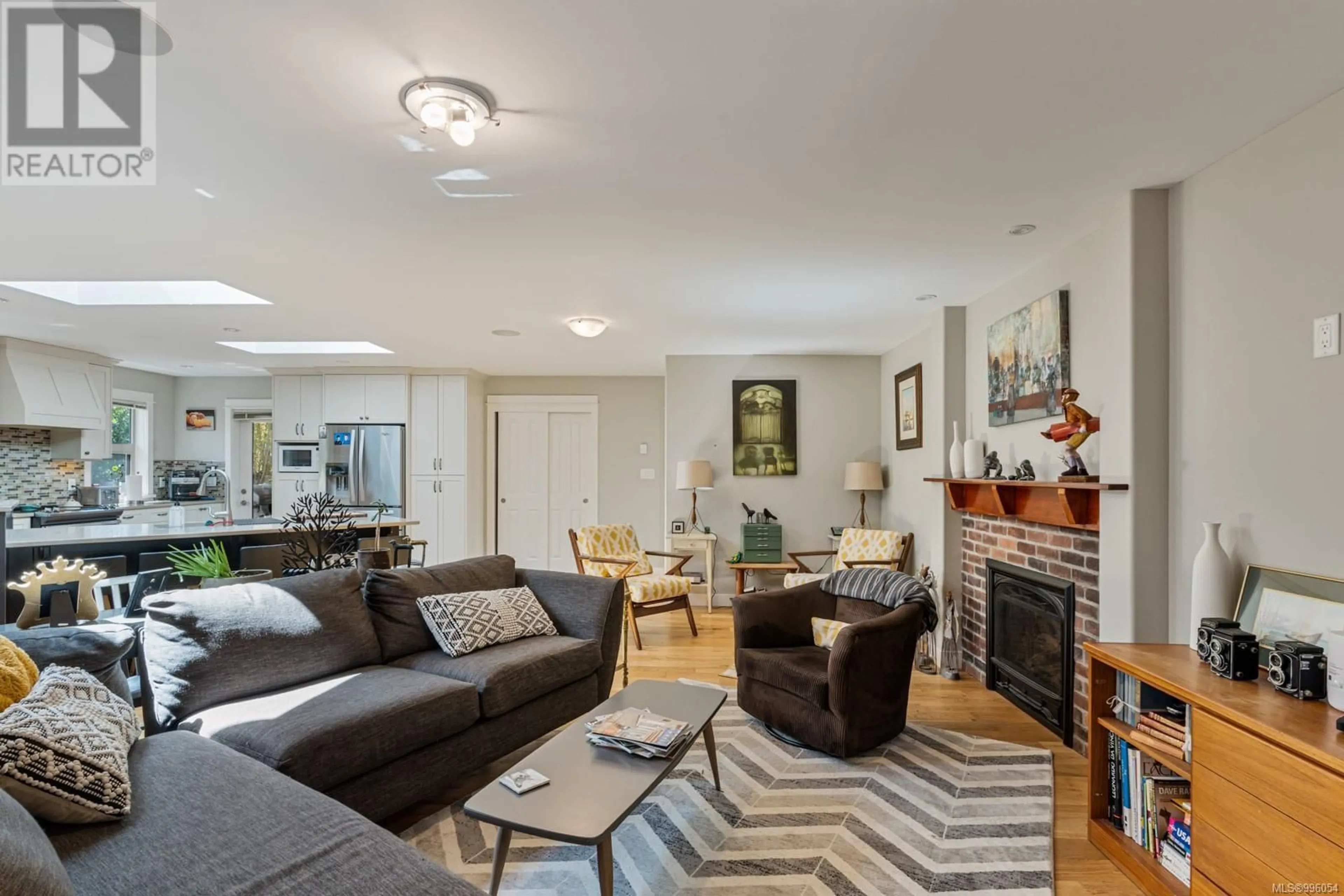 Living room with furniture, unknown for 328 IRVING ROAD, Victoria British Columbia V8S4A2