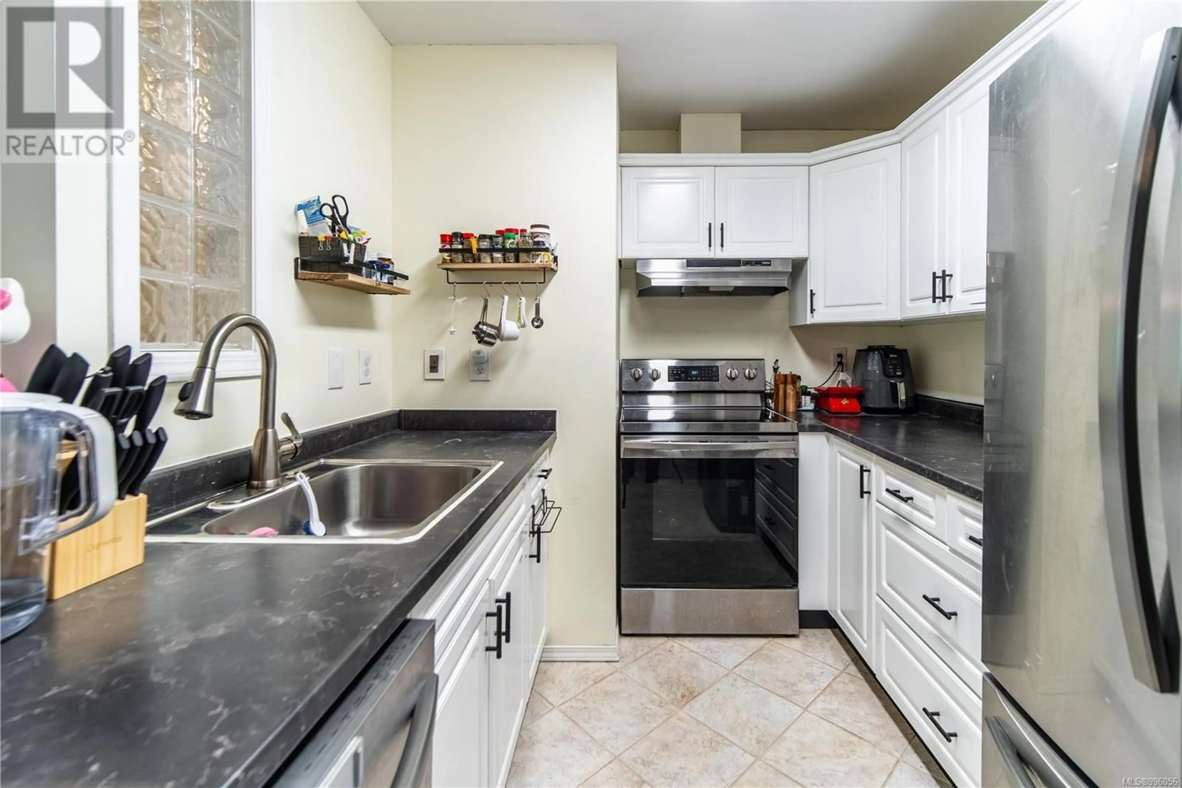 Standard kitchen, ceramic/tile floor for 406 - 4030 QUADRA STREET, Saanich British Columbia V8X1K2