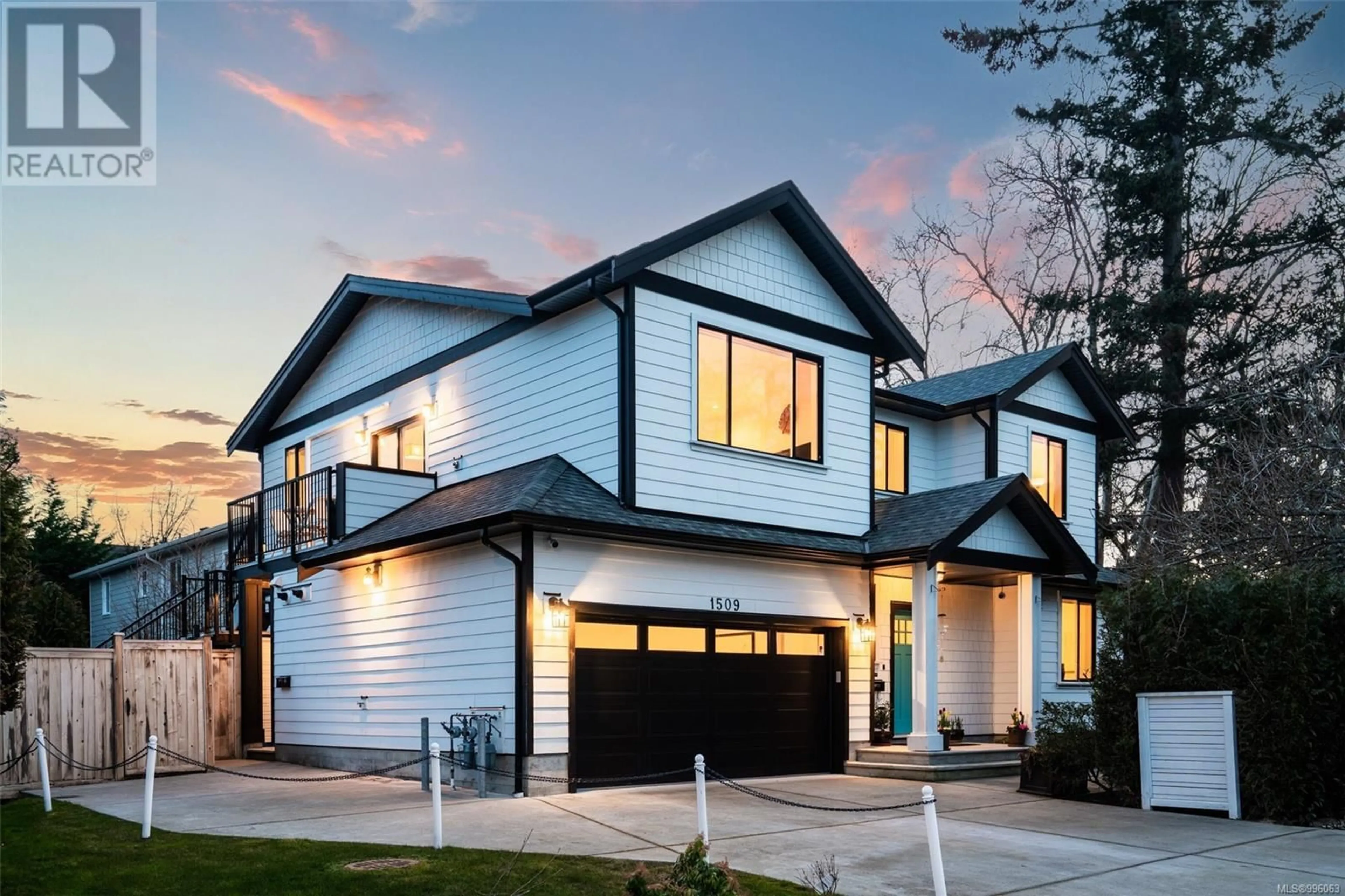 Home with vinyl exterior material, street for 1509 SAN JUAN AVENUE, Saanich British Columbia V8N2L4