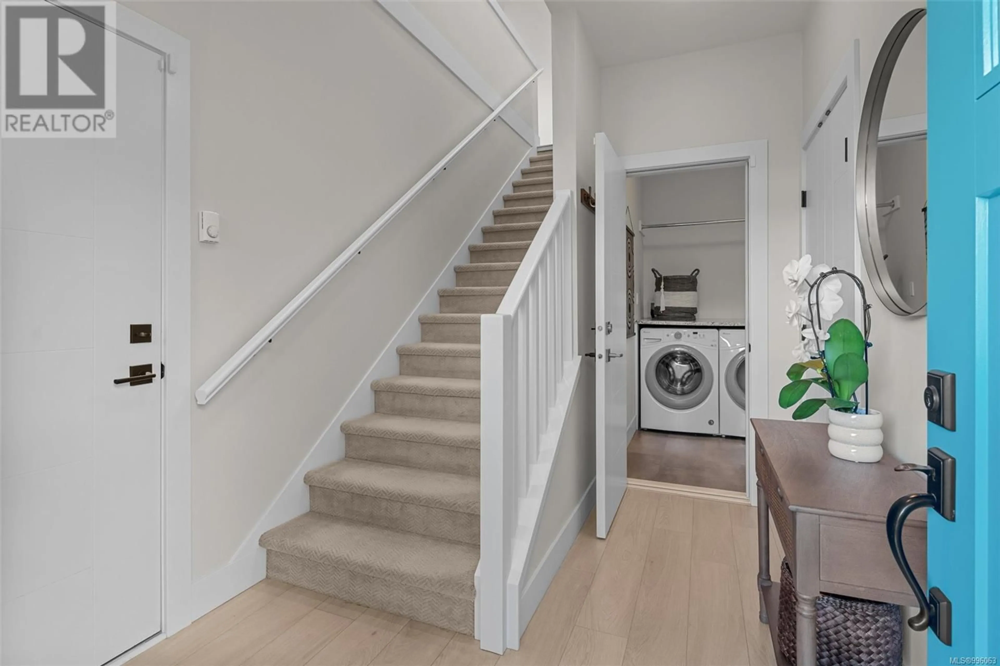 Stairs for 1509 SAN JUAN AVENUE, Saanich British Columbia V8N2L4