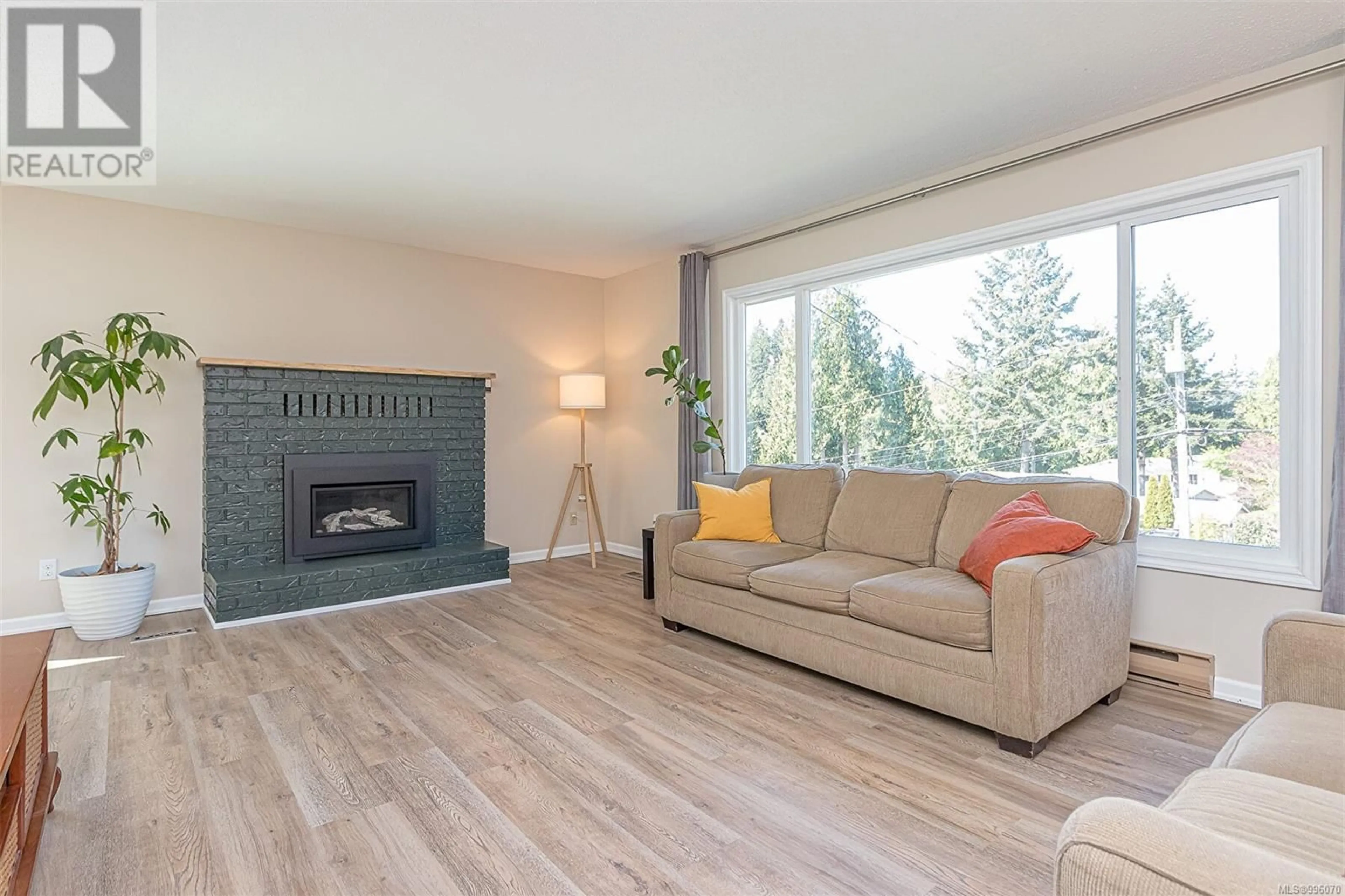 Living room with furniture, wood/laminate floor for 3340 DINGLE BINGLE HILL ROAD, Nanaimo British Columbia V9T3V7