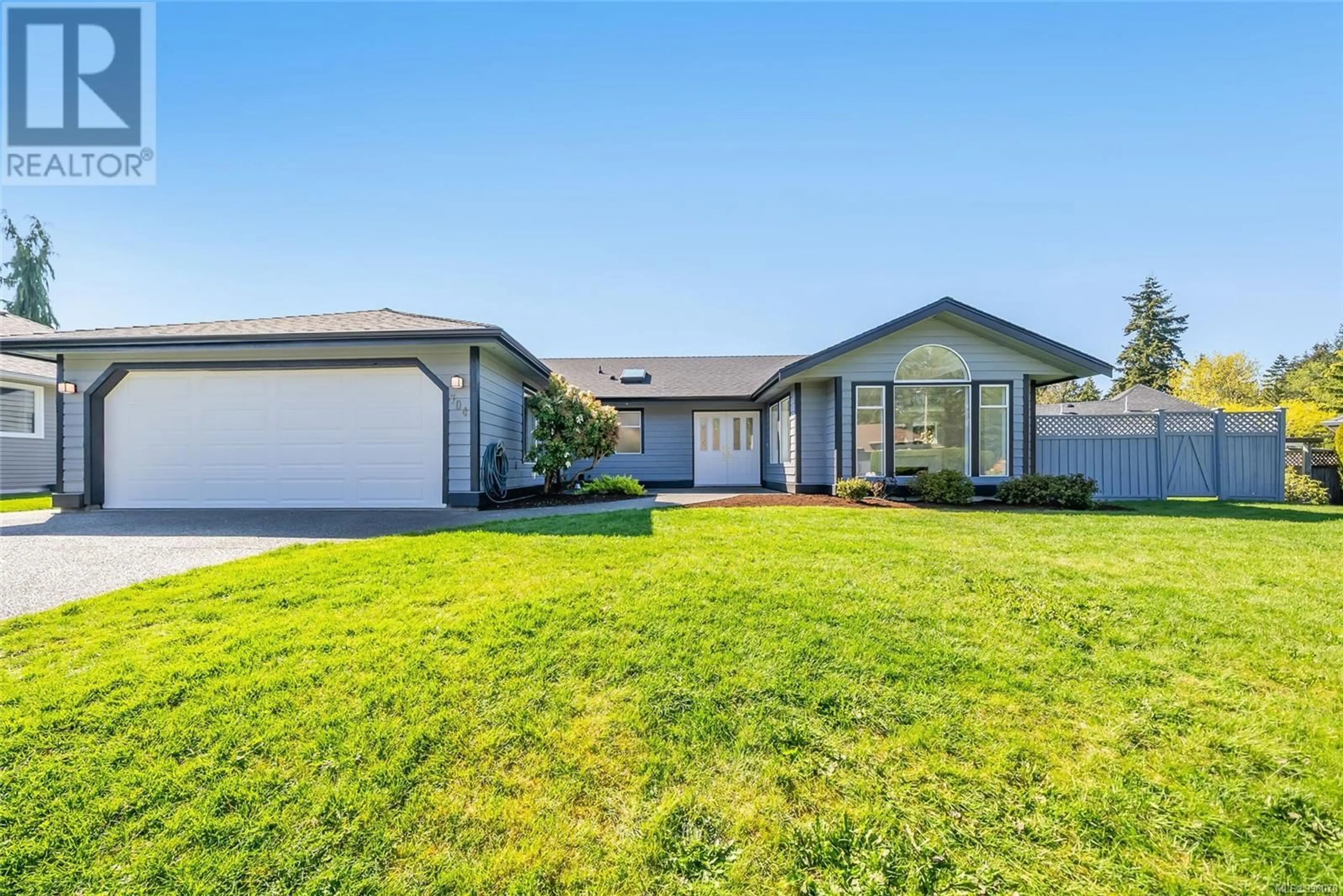 Home with vinyl exterior material, street for 704 SUTTON PLACE, Qualicum Beach British Columbia V9K2B9