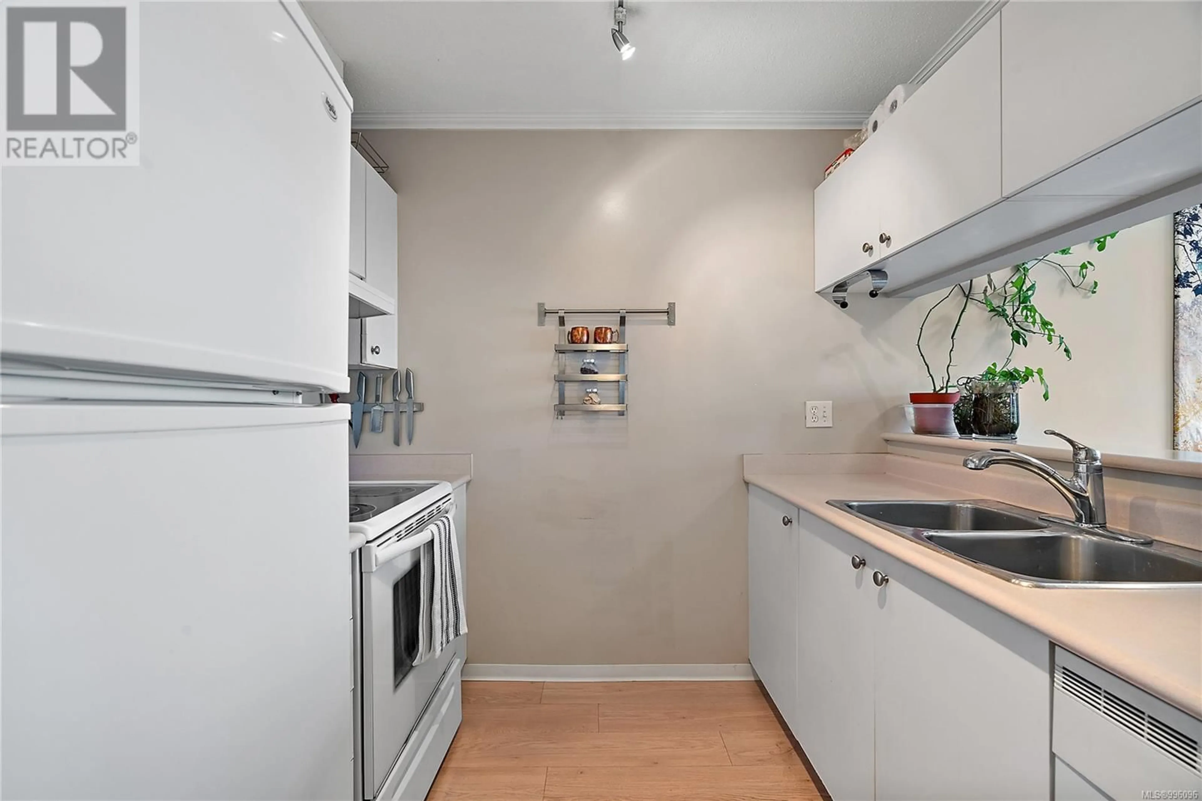 Standard kitchen, unknown for 609 - 835 VIEW STREET, Victoria British Columbia V8W3W8