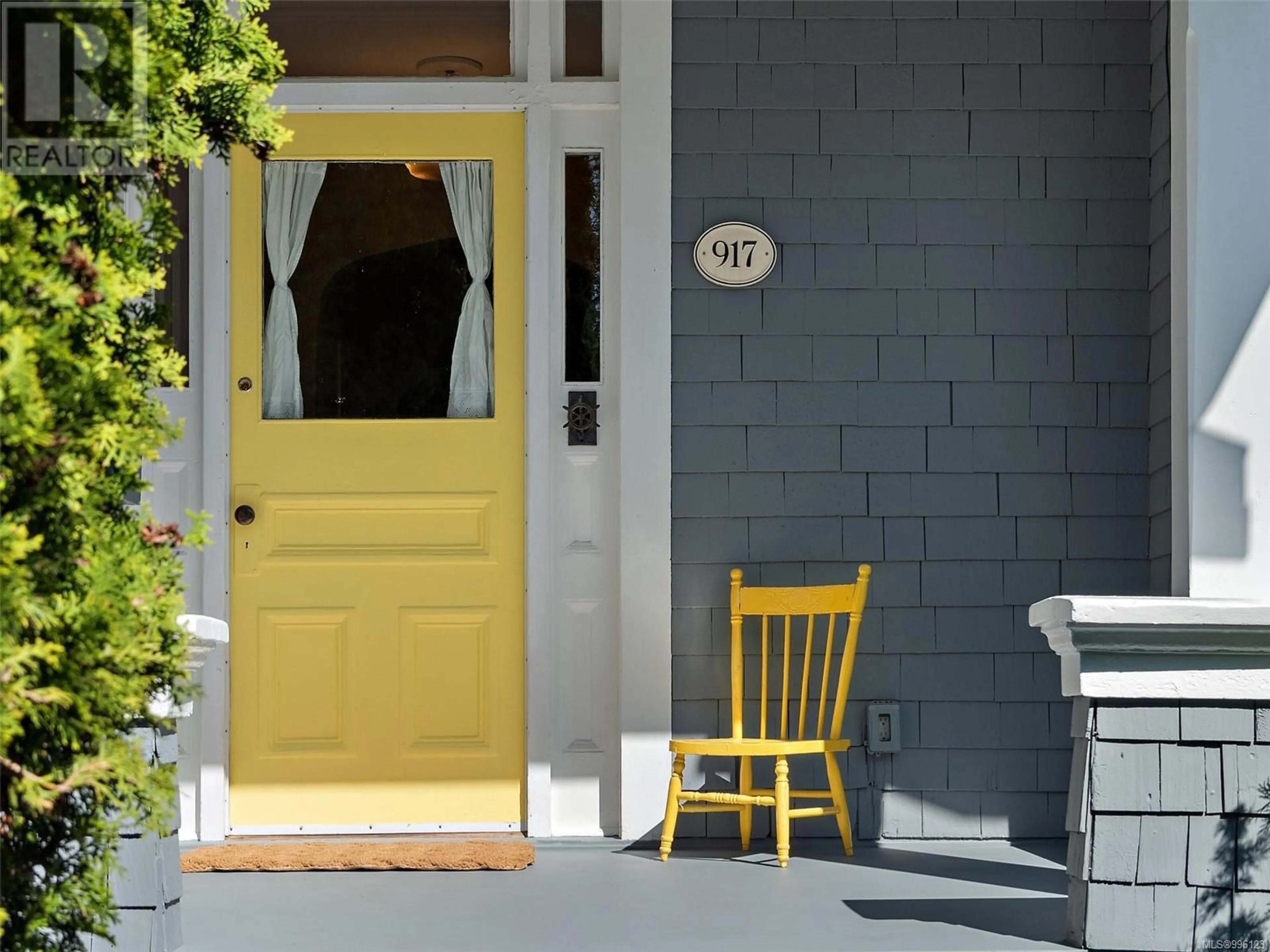 Indoor entryway for 917 CATHERINE STREET, Victoria British Columbia V9A3V3