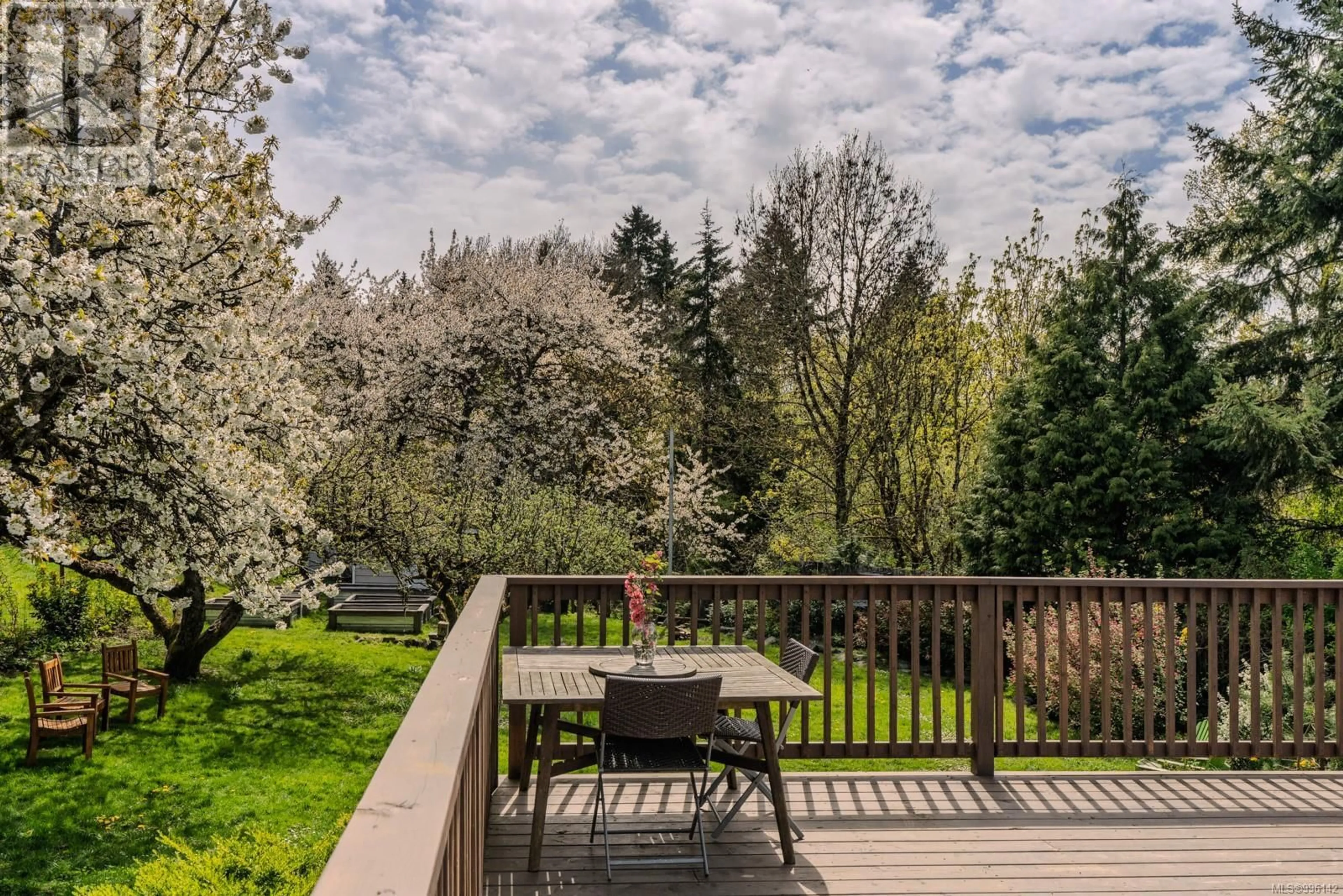 Patio, forest/trees view for 391 SEVENTH STREET, Nanaimo British Columbia V9R1E3