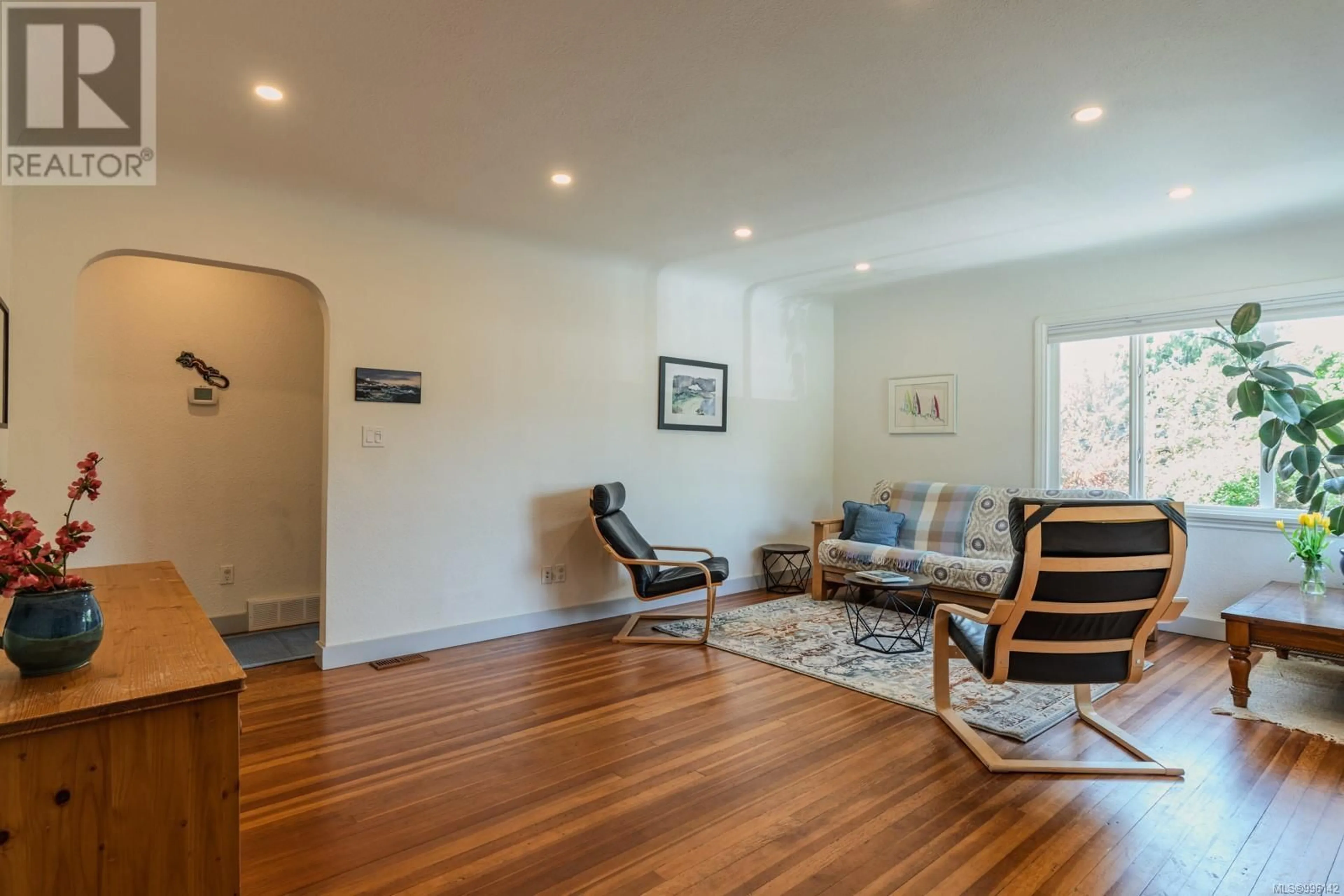 Living room with furniture, wood/laminate floor for 391 SEVENTH STREET, Nanaimo British Columbia V9R1E3