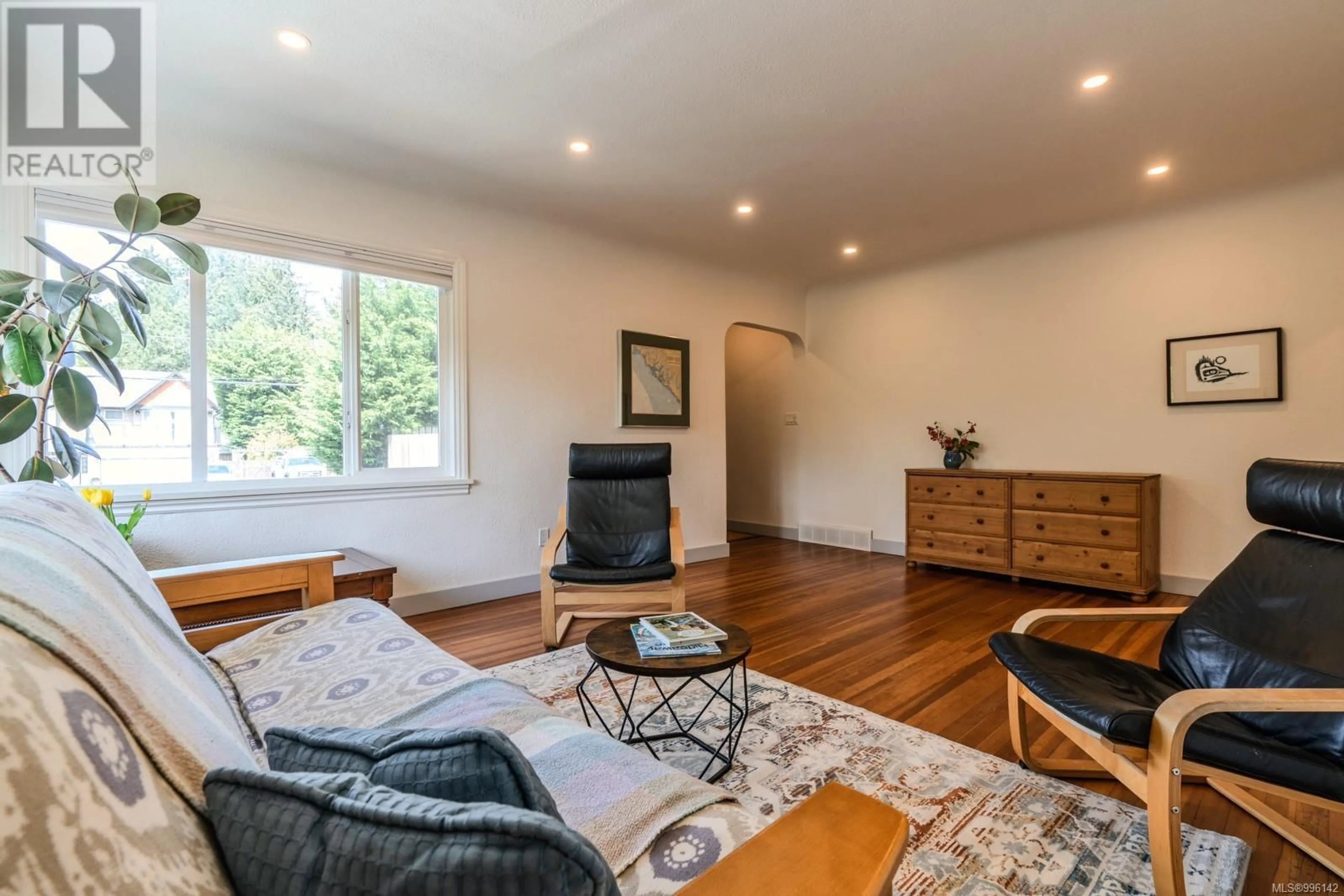 Living room with furniture, wood/laminate floor for 391 SEVENTH STREET, Nanaimo British Columbia V9R1E3