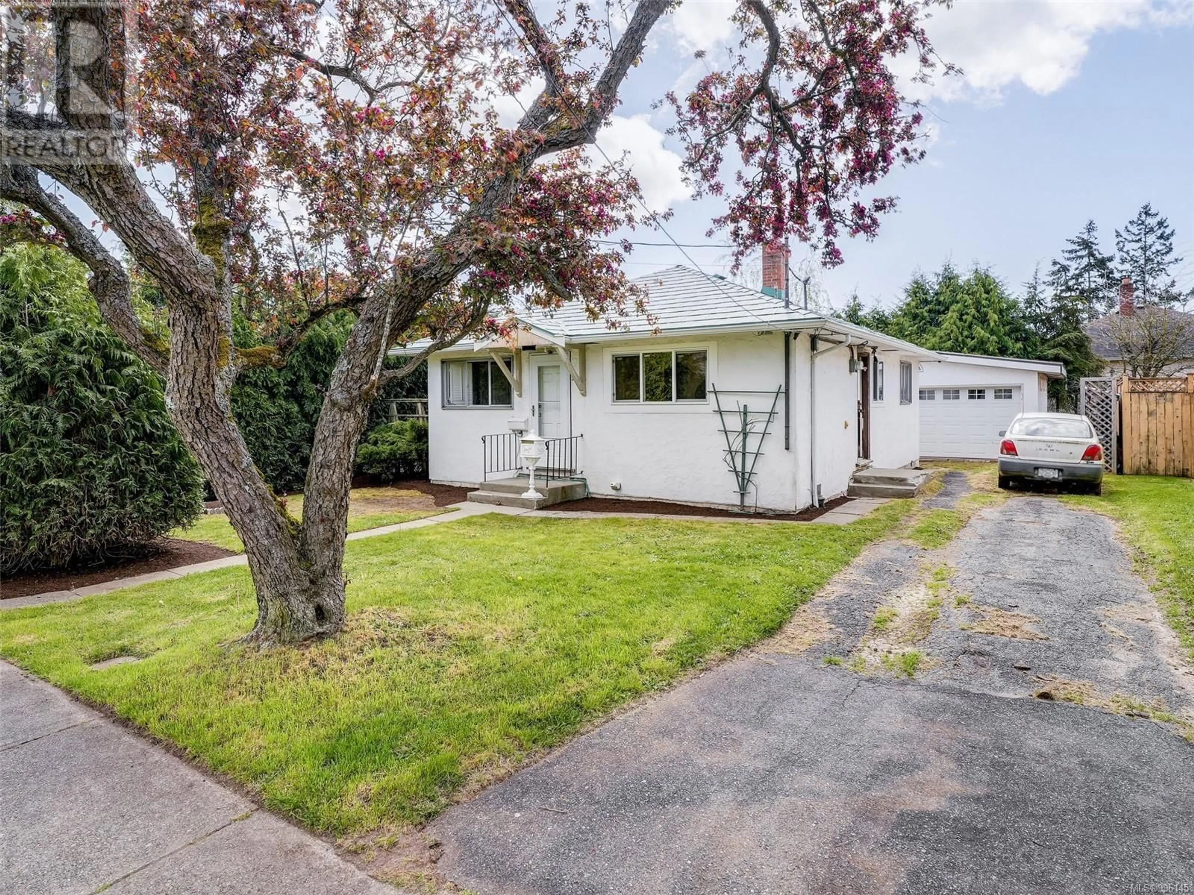 Home with vinyl exterior material, street for 95 REGINA AVENUE, Saanich British Columbia V8Z1J2