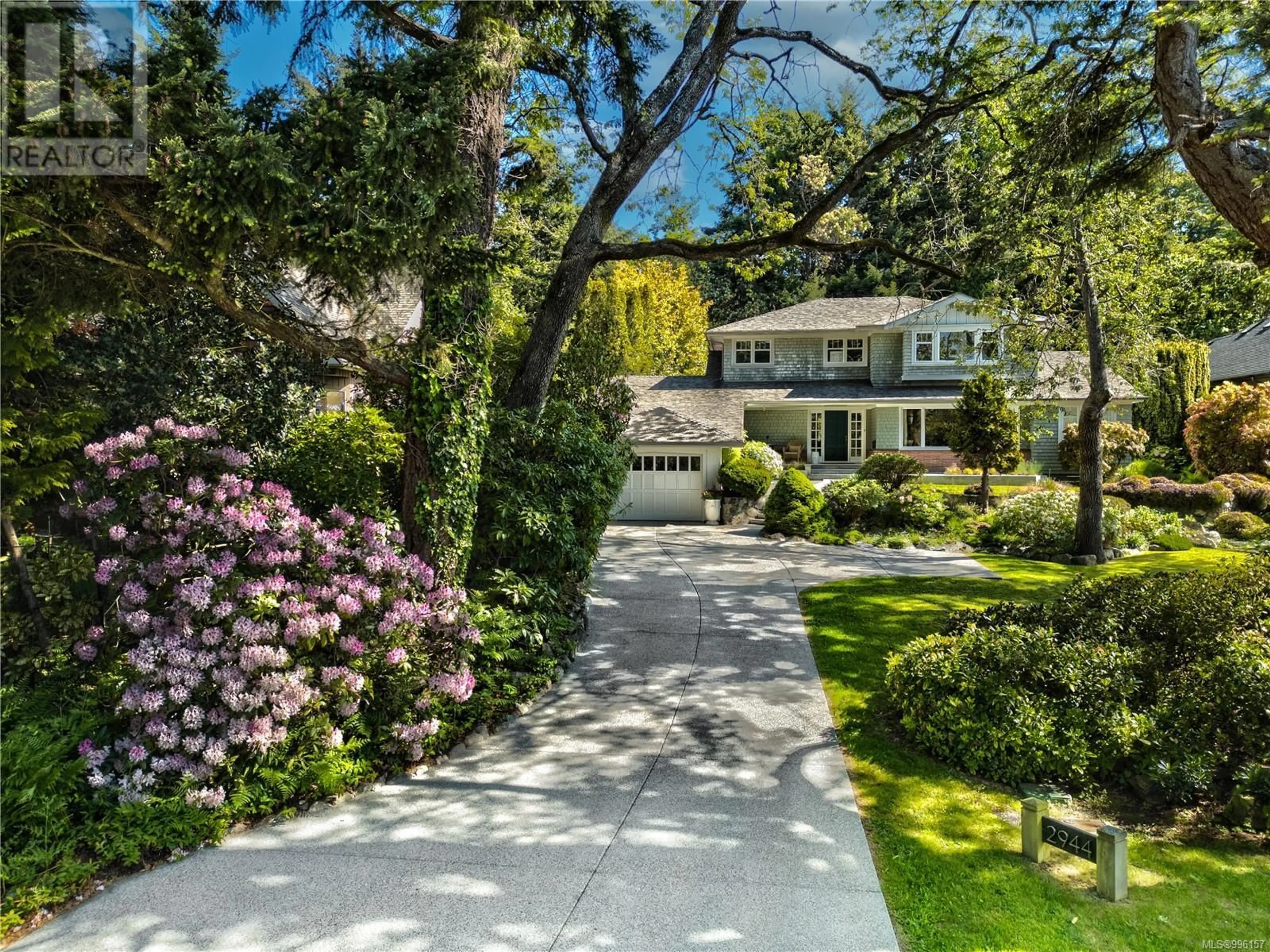 A pic from outside/outdoor area/front of a property/back of a property/a pic from drone, street for 2944 TUDOR AVENUE, Saanich British Columbia V8N1M1