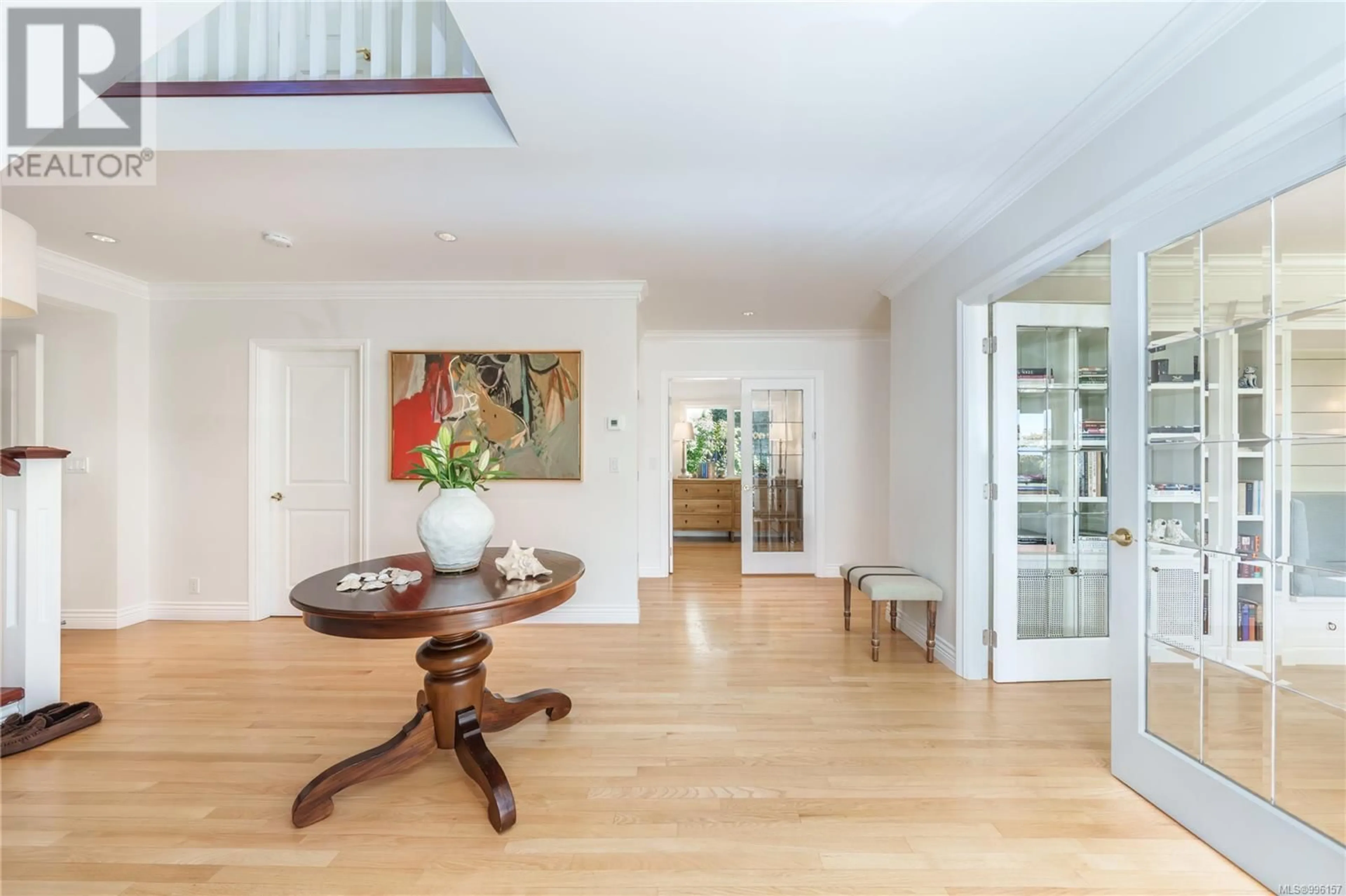 Indoor foyer for 2944 TUDOR AVENUE, Saanich British Columbia V8N1M1