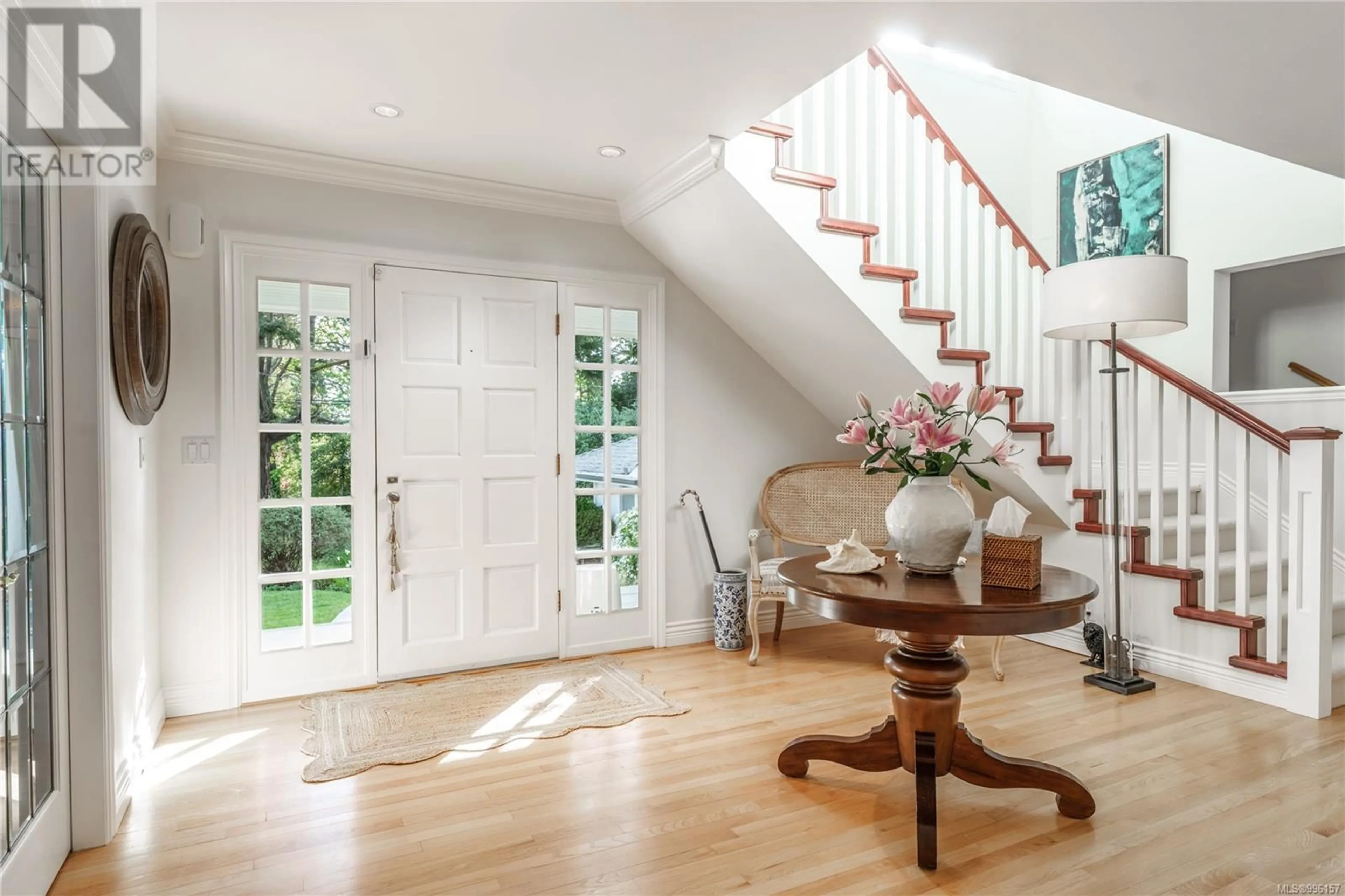 Indoor entryway for 2944 TUDOR AVENUE, Saanich British Columbia V8N1M1