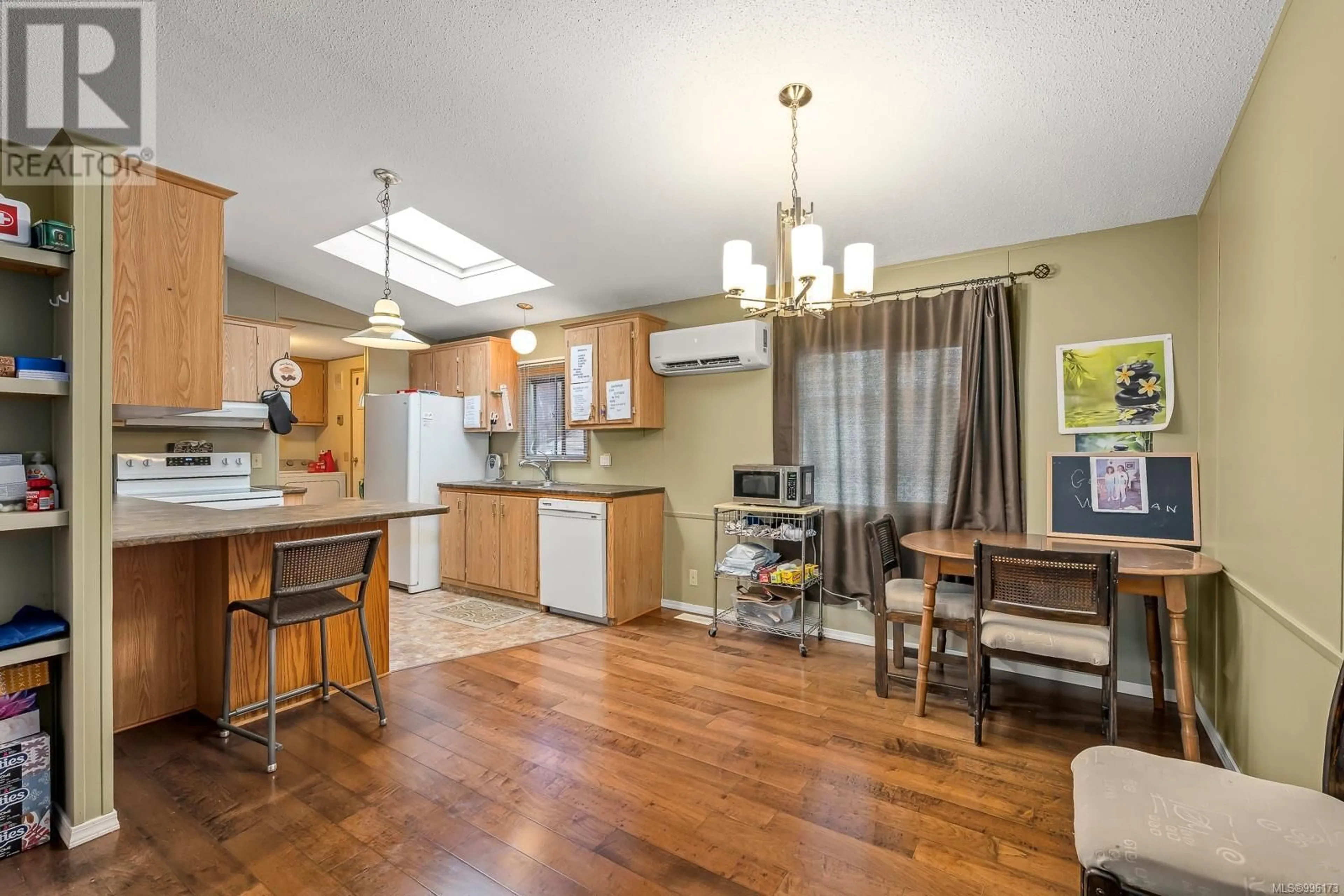 Open concept kitchen, wood/laminate floor for 26 - 2140 20TH STREET, Courtenay British Columbia V9N2G6