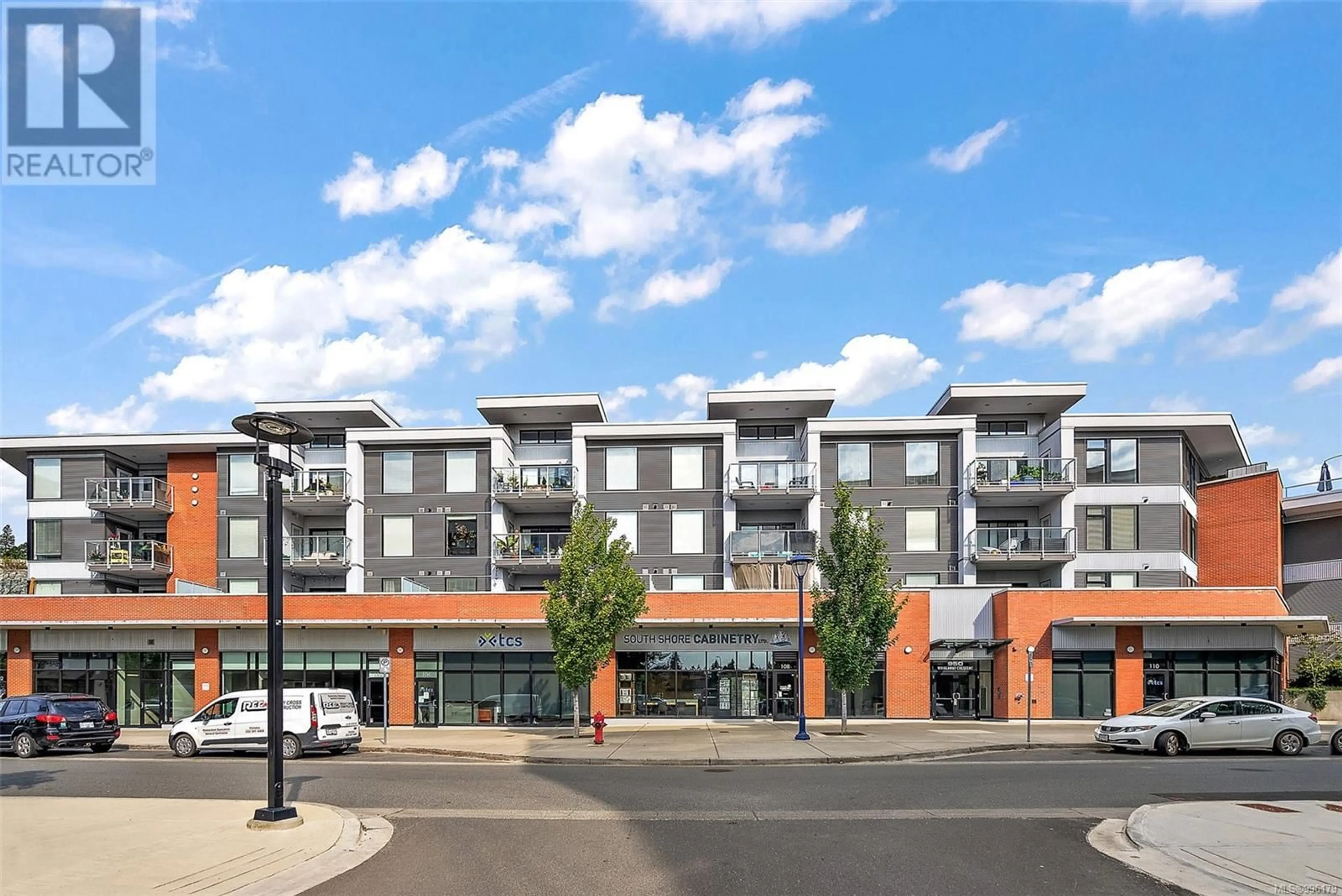 Patio, building for 303 - 950 WHIRLAWAY CRESCENT, Langford British Columbia V9B0Y3