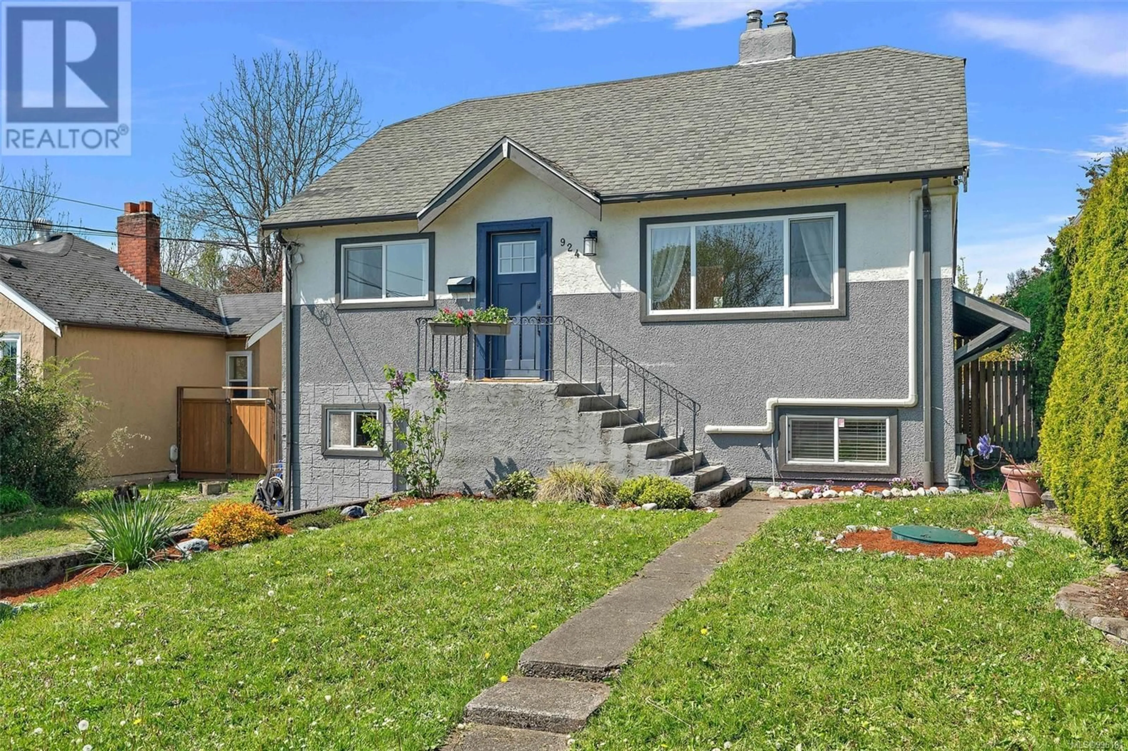 Home with vinyl exterior material, street for 924 STAFFORD STREET, Saanich British Columbia V8X2V8