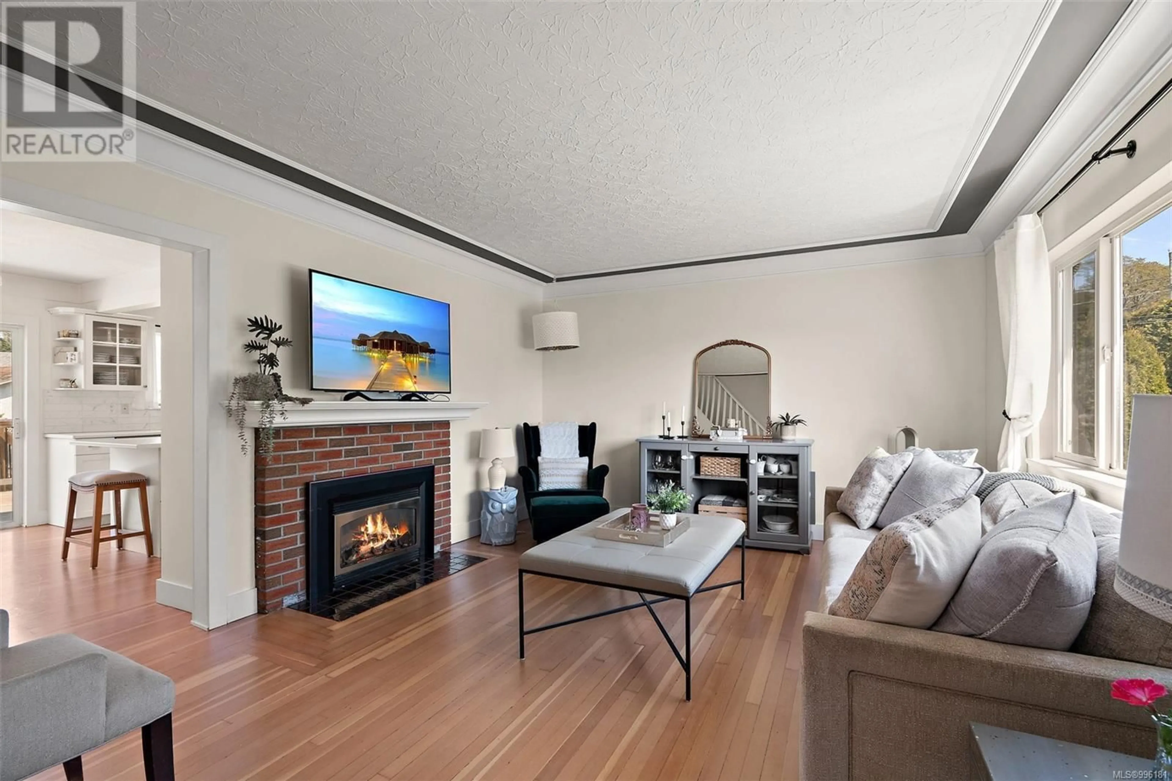Living room with furniture, wood/laminate floor for 924 STAFFORD STREET, Saanich British Columbia V8X2V8