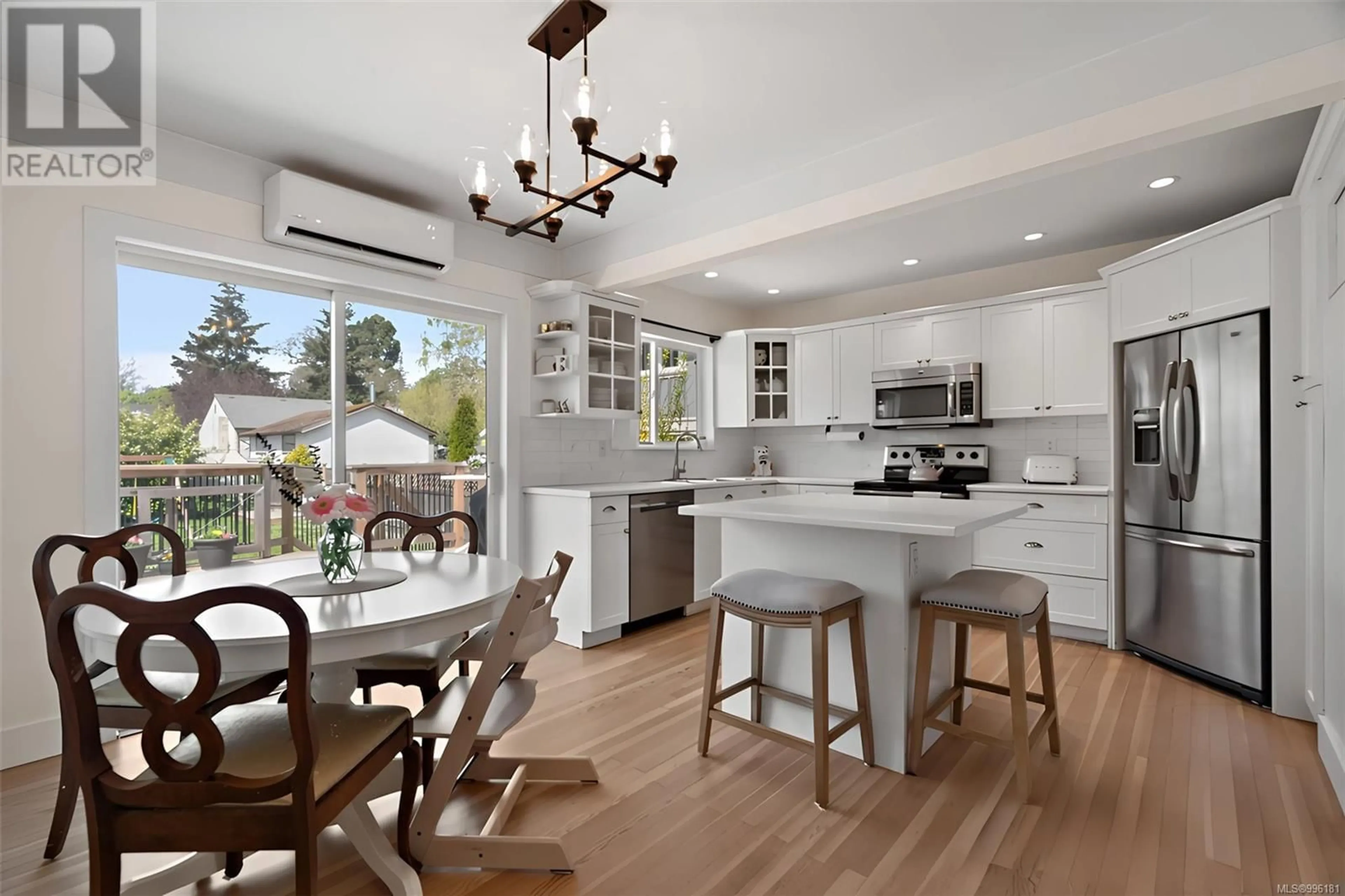 Open concept kitchen, unknown for 924 STAFFORD STREET, Saanich British Columbia V8X2V8