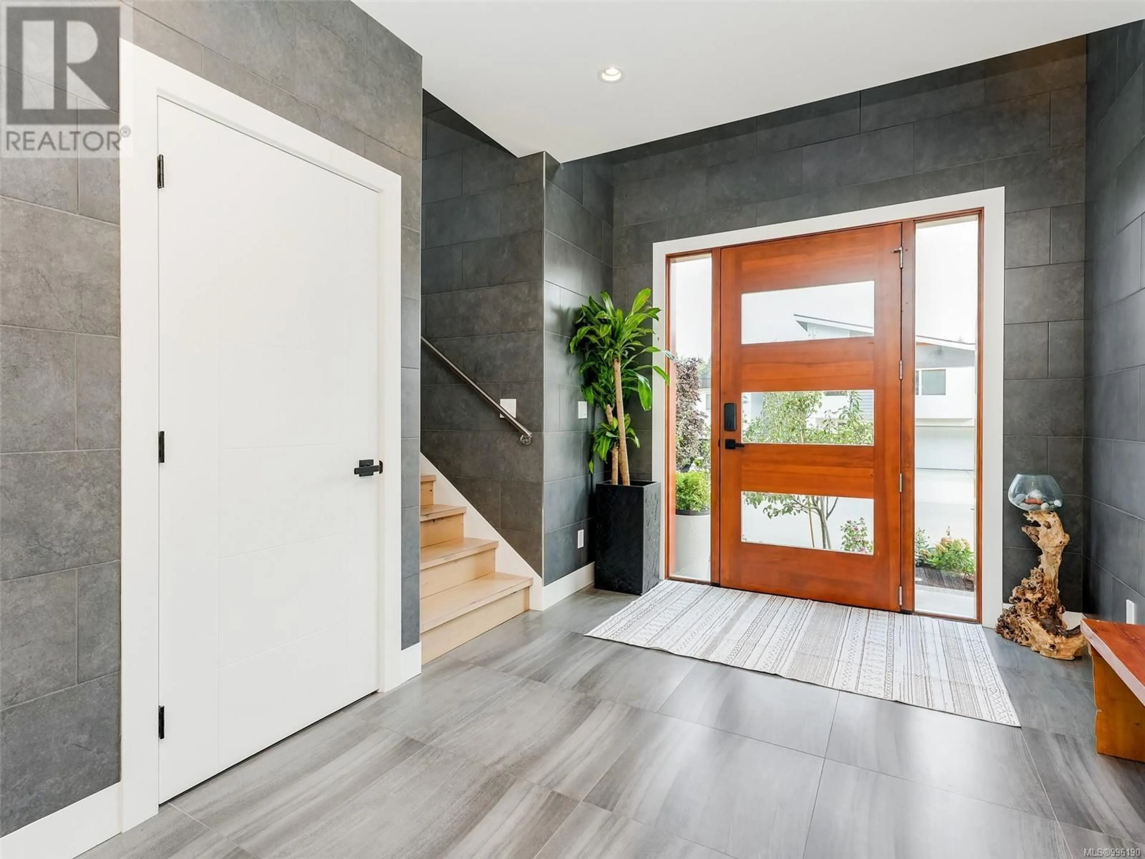 Indoor entryway for 549 RIDGE POINTE PLACE, Colwood British Columbia V9C0M3