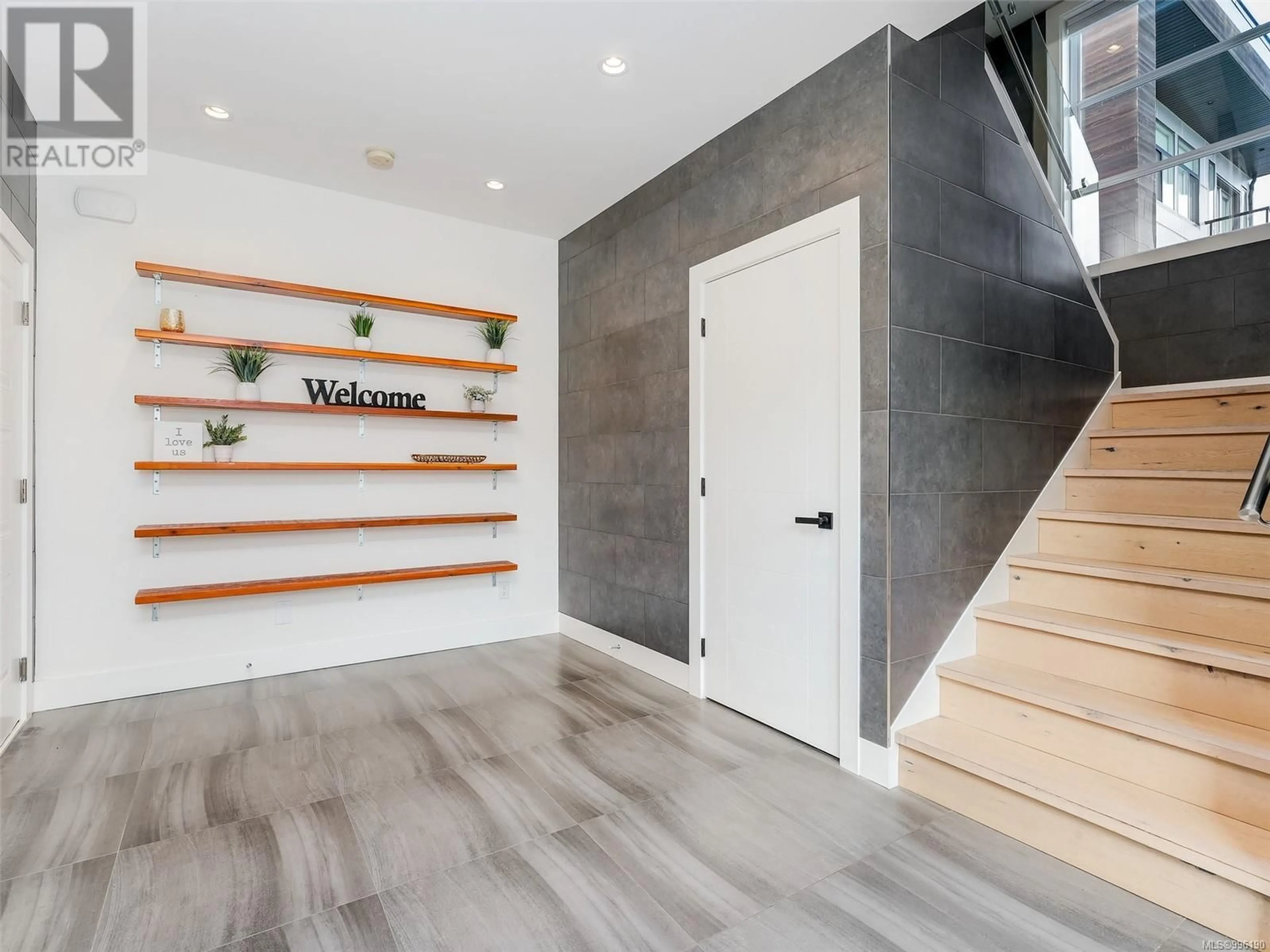 Indoor entryway for 549 RIDGE POINTE PLACE, Colwood British Columbia V9C0M3