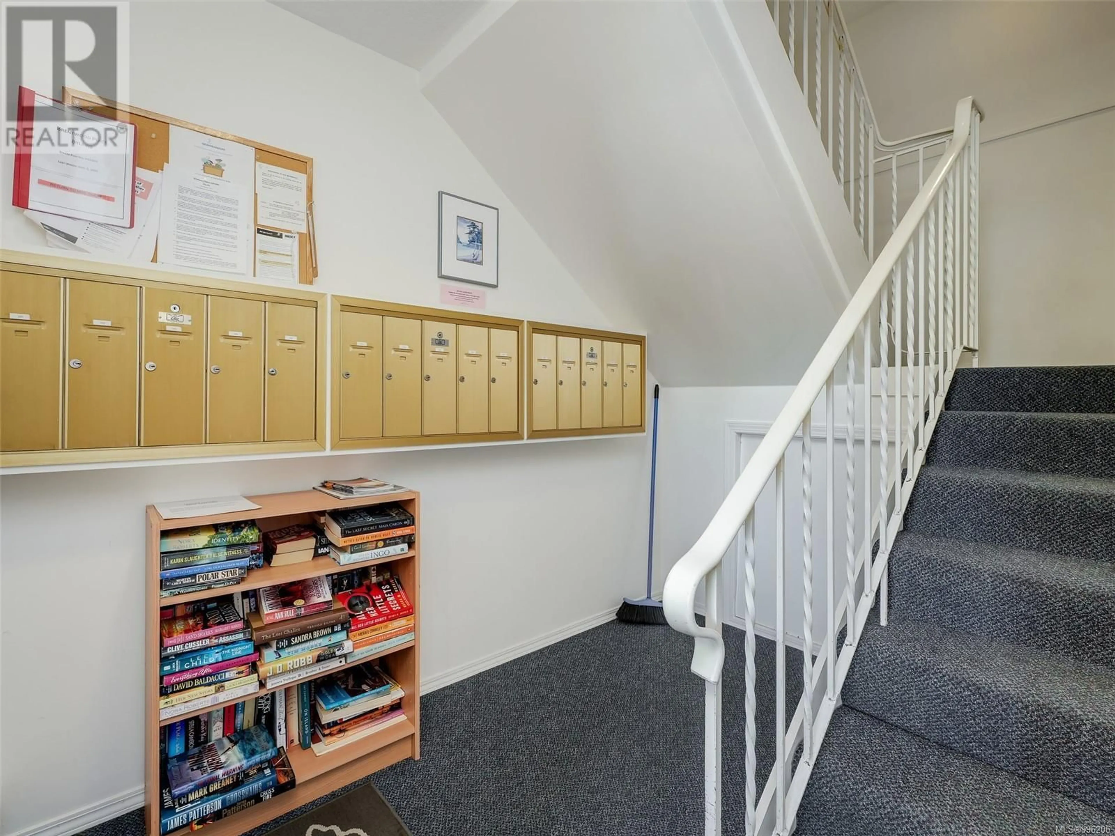 Indoor foyer for 104 - 7070 WEST SAANICH ROAD, Central Saanich British Columbia V8M1P5