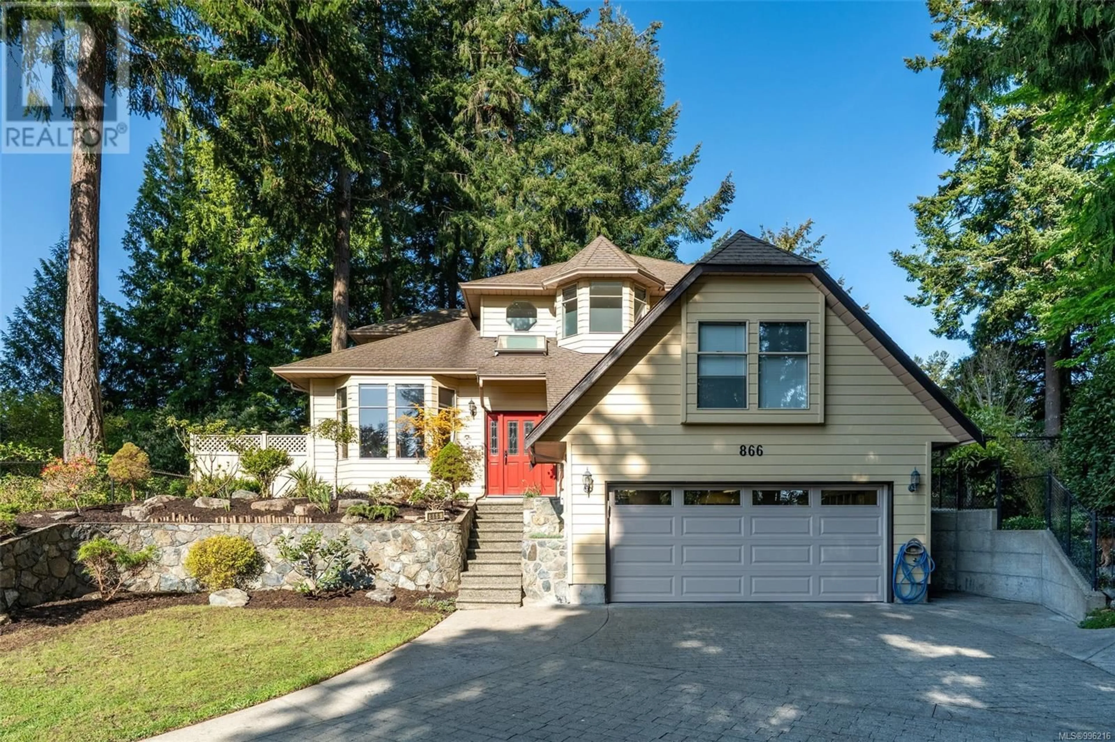 Home with vinyl exterior material, street for 866 CAMBRIA WOOD COURT, Saanich British Columbia V8Y3J1