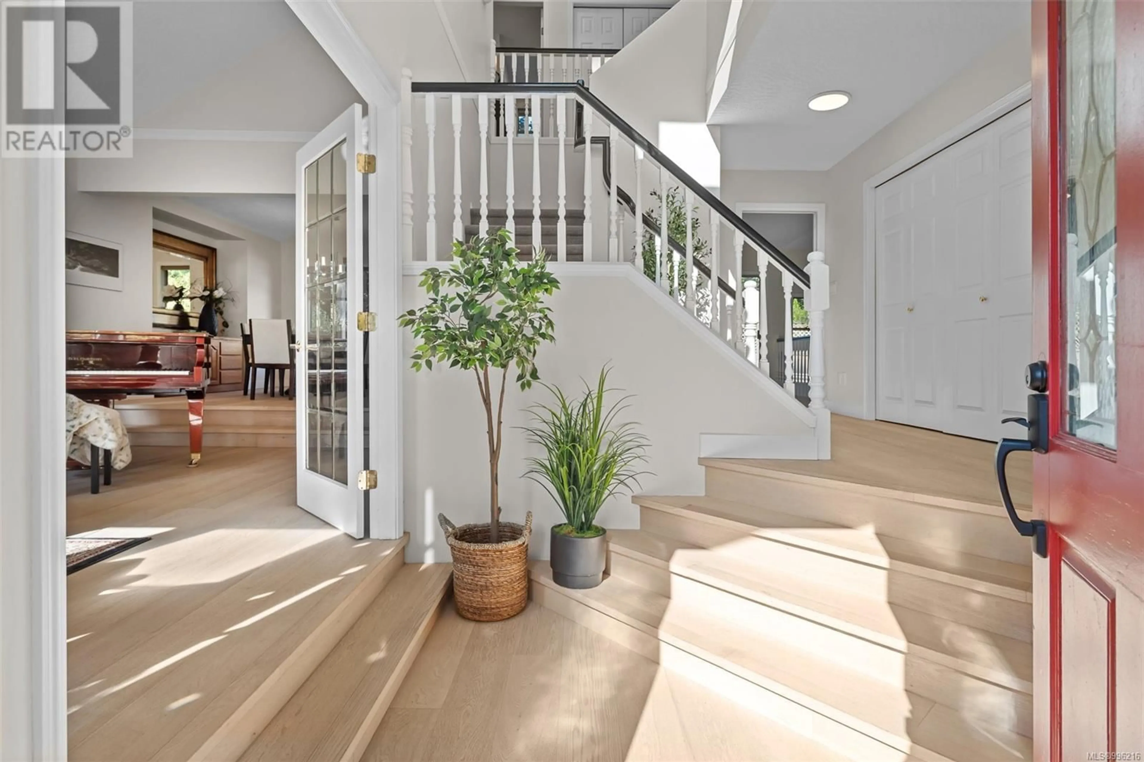 Indoor entryway for 866 CAMBRIA WOOD COURT, Saanich British Columbia V8Y3J1