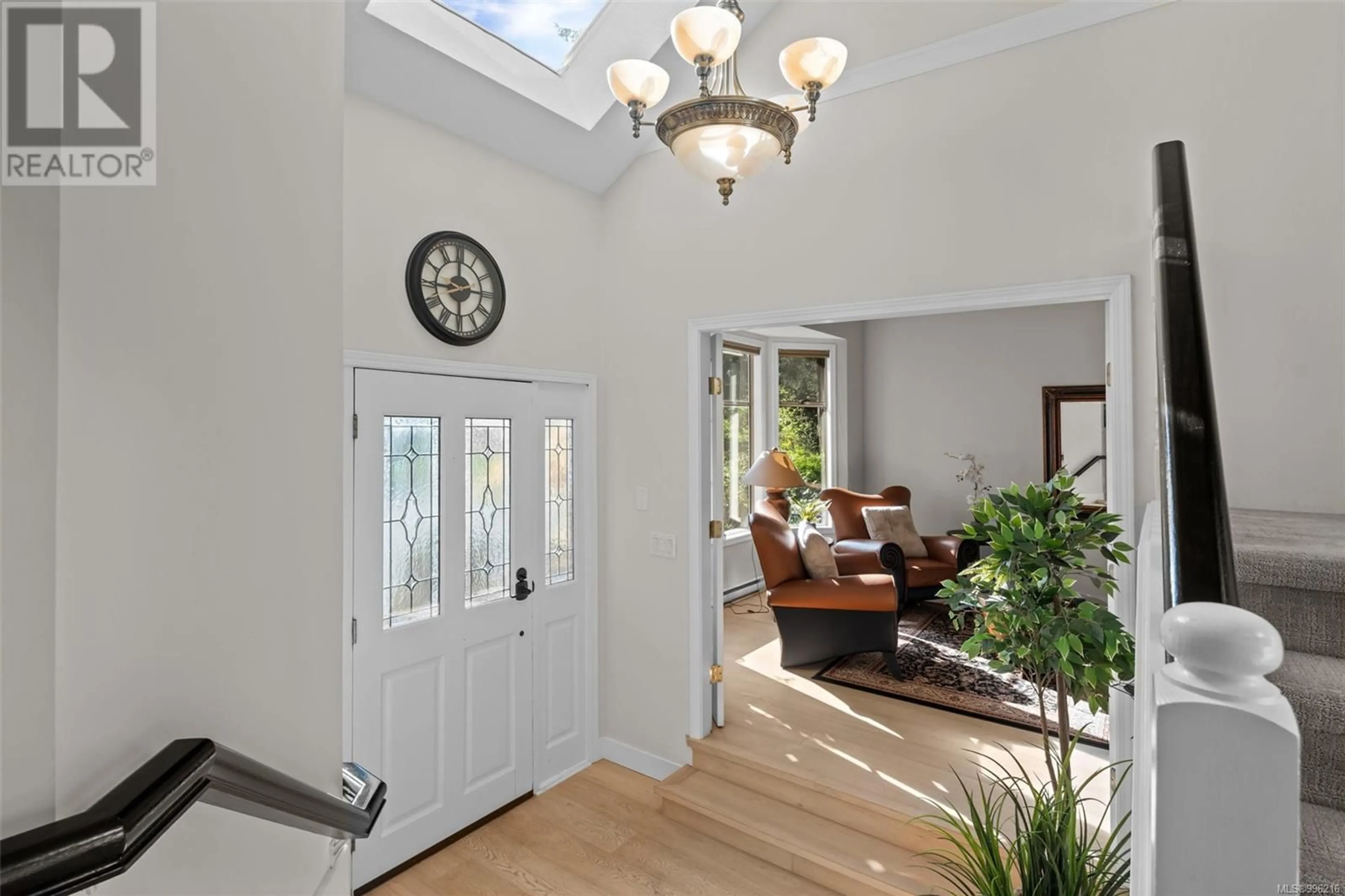 Indoor entryway for 866 CAMBRIA WOOD COURT, Saanich British Columbia V8Y3J1