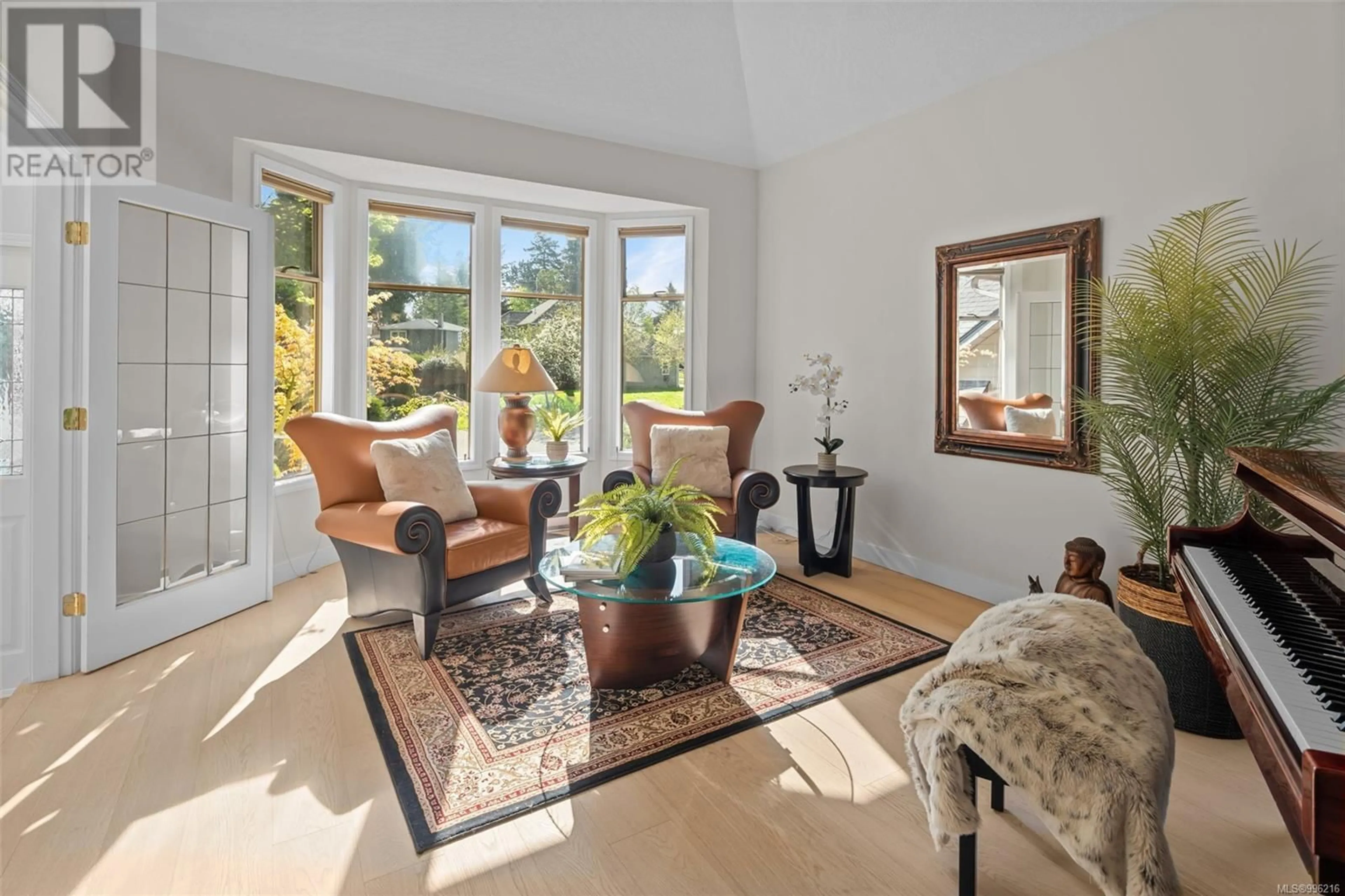 Living room with furniture, unknown for 866 CAMBRIA WOOD COURT, Saanich British Columbia V8Y3J1